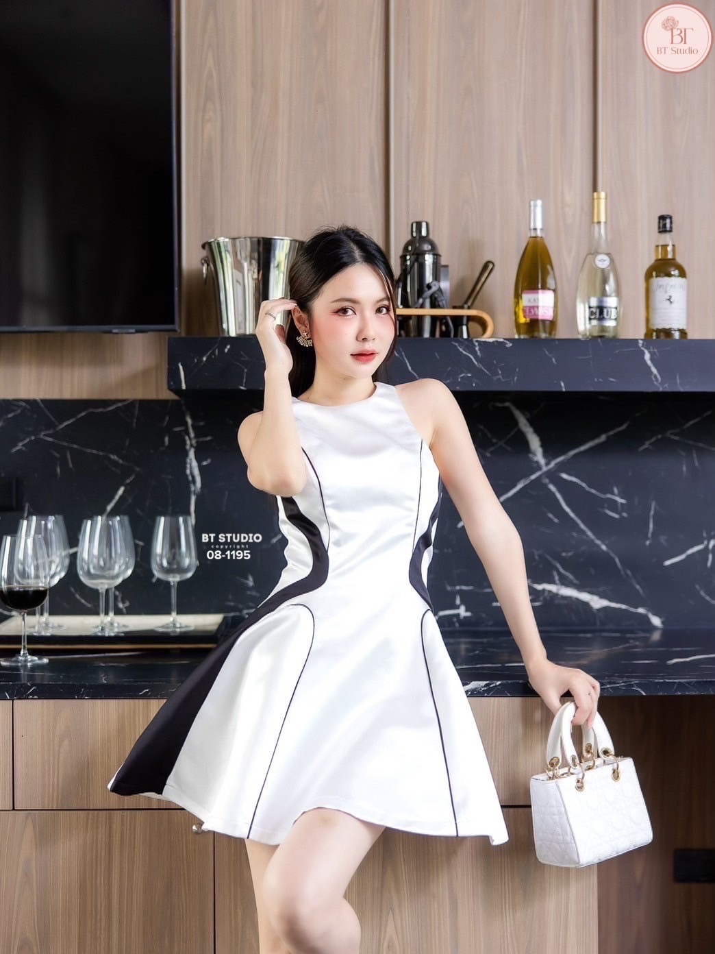 เดรสสั้นแขนกุด ด้านหลังเว้าแต่งสายสีขาว ดีเทลแต่งลายสีดำตัดขอบเว้า แต่งกุ้นเส้นเล็กๆ พรางหุ่นสุดๆ ช่วงอกเสริมฟองน้ำ ตัวกระโปรงบานออก ซิปหลัง มีซับใน เนื้อผ้ามันเงาใส่แล้วออร่าม๊ากก งานสวยคุณค่าที่เราคู่ควรคร้า #BTstudio #ป้ายBt #แบรนด์บีที #งานป้ายBtstudi