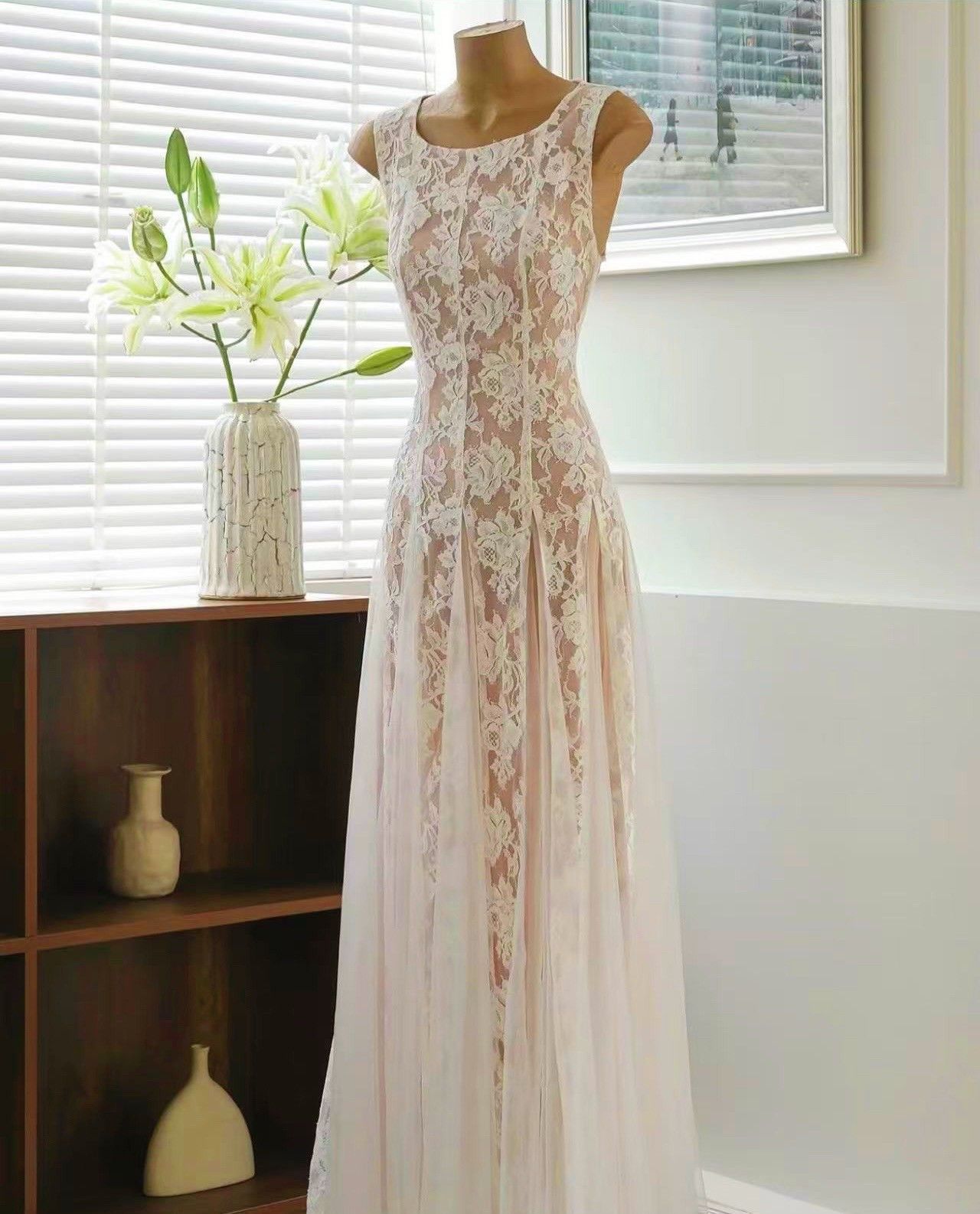 เดรสยาวลูกไม้ทั้งชุด ทรงสวยมาก ละมุนที่สุด เรียบหรูดูดี จะใส่ออกงาน ออร่าพุ่ง สวยเด่นกว่าใคร ใส่แล้วดูงามสง่า เนื้อผ้าดีมากชุดมีซับใน หน้าอกมีฟองน้ำ มีซิบด้านหลัง