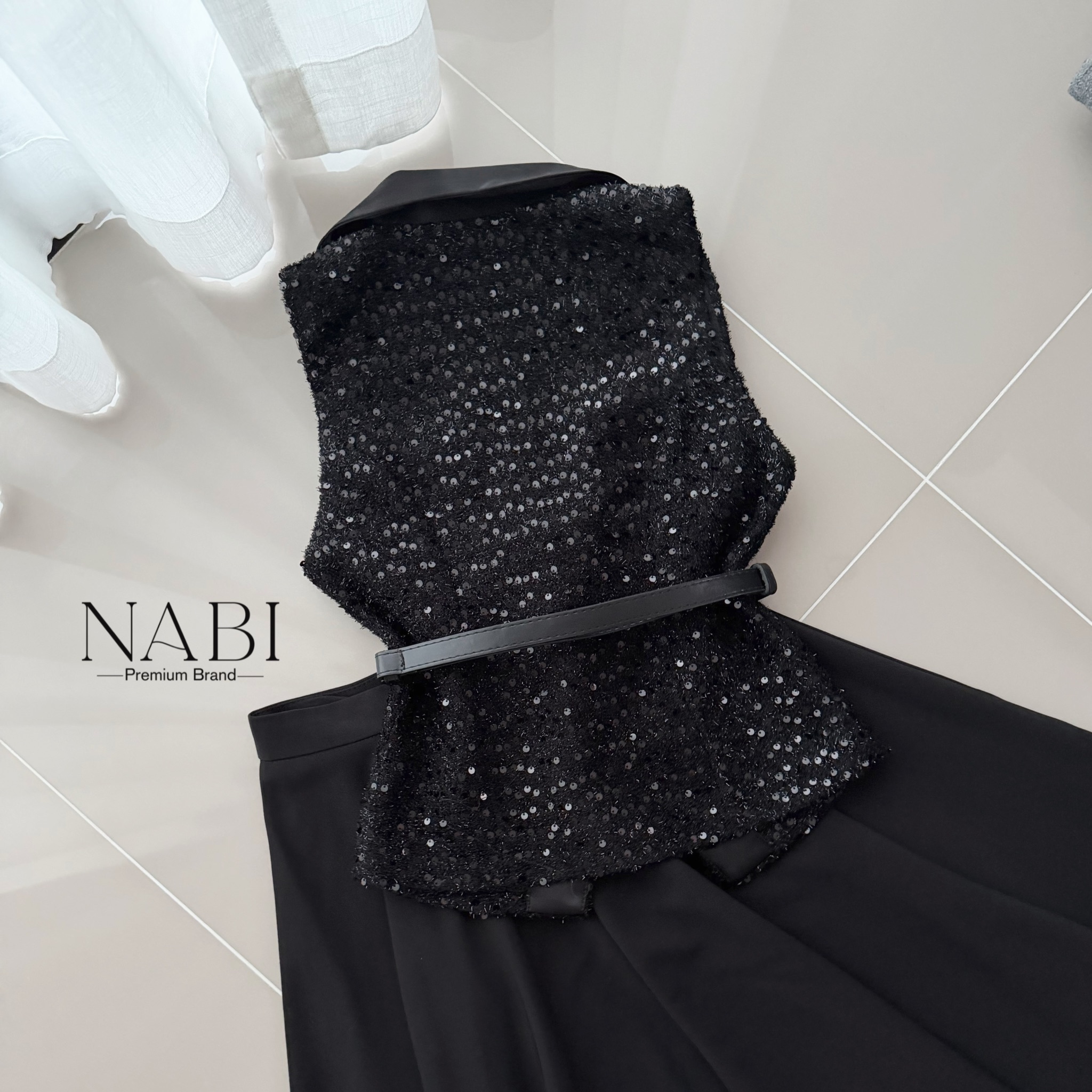 Detail :: Set 3 ชิ้น เสื้อมผ้าทวิส กริตเตอร์แขนกุด แต่งปกเงากระดุมเงา มาพร้อมกระโปรงผ้าสูทพริ้วๆ ซิบหลัง ชุดมีซับในและฟองน้ำอย่างดี เข้าเซทกับเข็มขัดหนัง เสริมลุคสาวๆ ให้ดูมีสง่าราศี ดูดีได้ทุกวัน ใส่ออกงาน ใส่ทำงานได้เลย ผ้าเกรดดี งานว้าวมาก คอนเฟิร์ม ใค