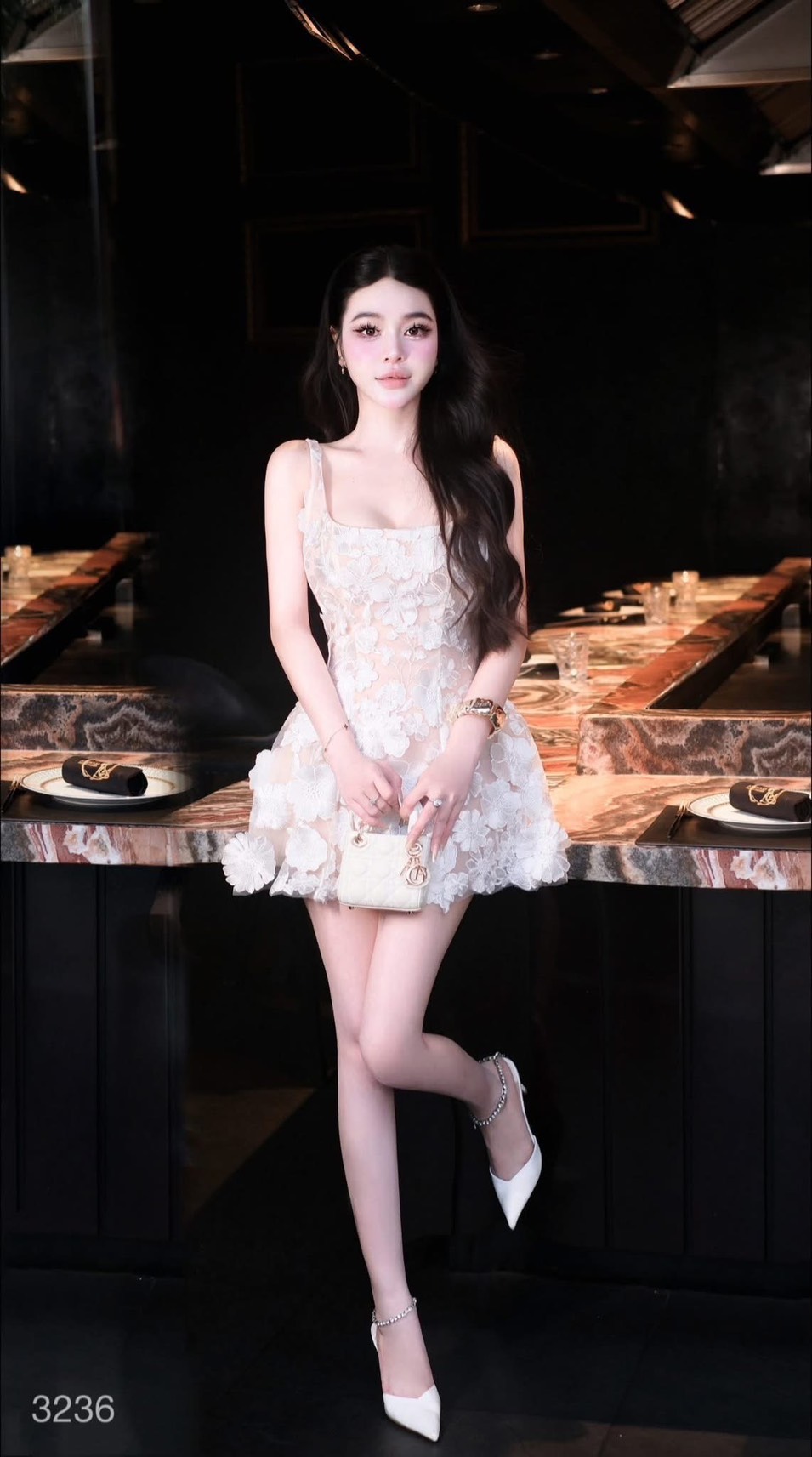 มินิเดรสลูกไม้ 3D สุดหรู ซับด้านในสีนู๊ด ใส่แล้วดูสว่างและขับผิว อกเอวเข้ารูป อกเสริมฟองน้ำ (ซิปหลัง) ช่วงกระโปรงบานออกเล็กน้อย ( ด้านในมีซับมาอย่างดี) ใส่ออกเดต ดินเนอร์ งานสวยเนื้อผ้าดีคัตติ๊งเป๊ะ