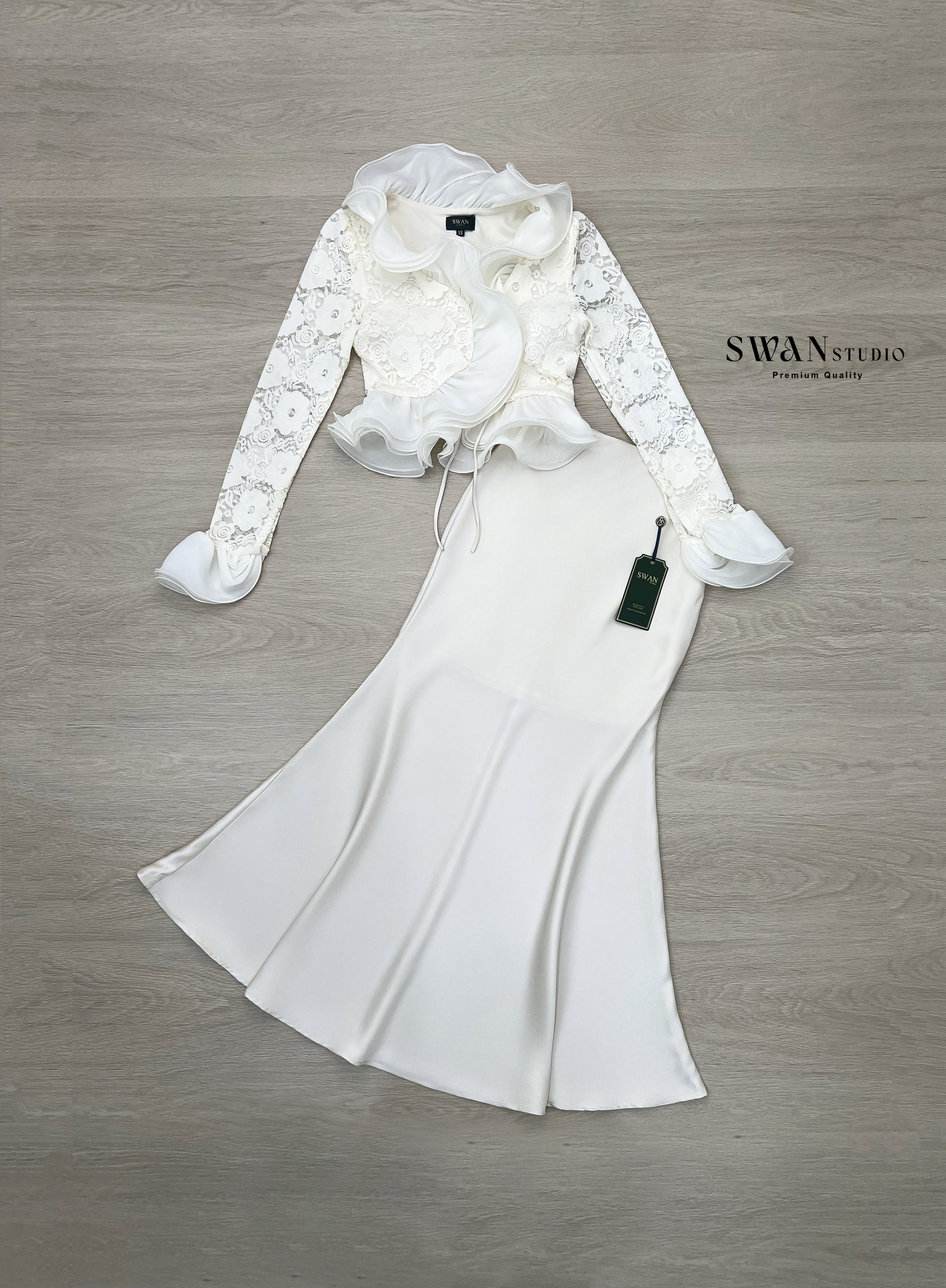 Set เสื้อแขนยาวผ้าลูกไม้สีครีม แต่งระบายตรงคอมากตรงชายเสื้อและปลายแขน + กระโปรงยาว ชายมีความหางปลาเบาๆ เนื้อผ้าพริ้วใส่สบาย สวยหรูมากค่า ใส่ทำบุญ ออกงาน