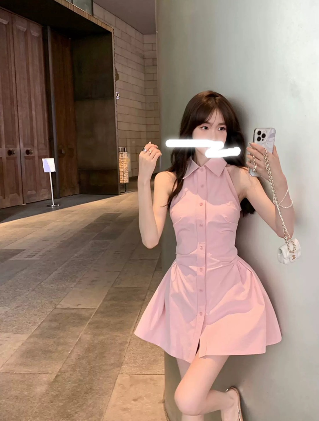 Label :: RAMI-PAPHA(รมิปภา) White Gold Set. เซต3ชิ้น.. สีขาวแบบฉบับผู้ดี เสื้อคอปกกระดุมหน้า ดีเทลเก๋ทั้งตัว ดีเทลเสื้อหน้าสั้น ด้านหลังยาว เนื้อผ้านิ่มรีดง่าย สวมใส่สบาย ++กางเกงขาสั้นเนื้อผ้าและสีเดียวกัน ซับในอย่างดีทั้งตัว มีกระเป๋าใช้งานได้จริง ซิปหล