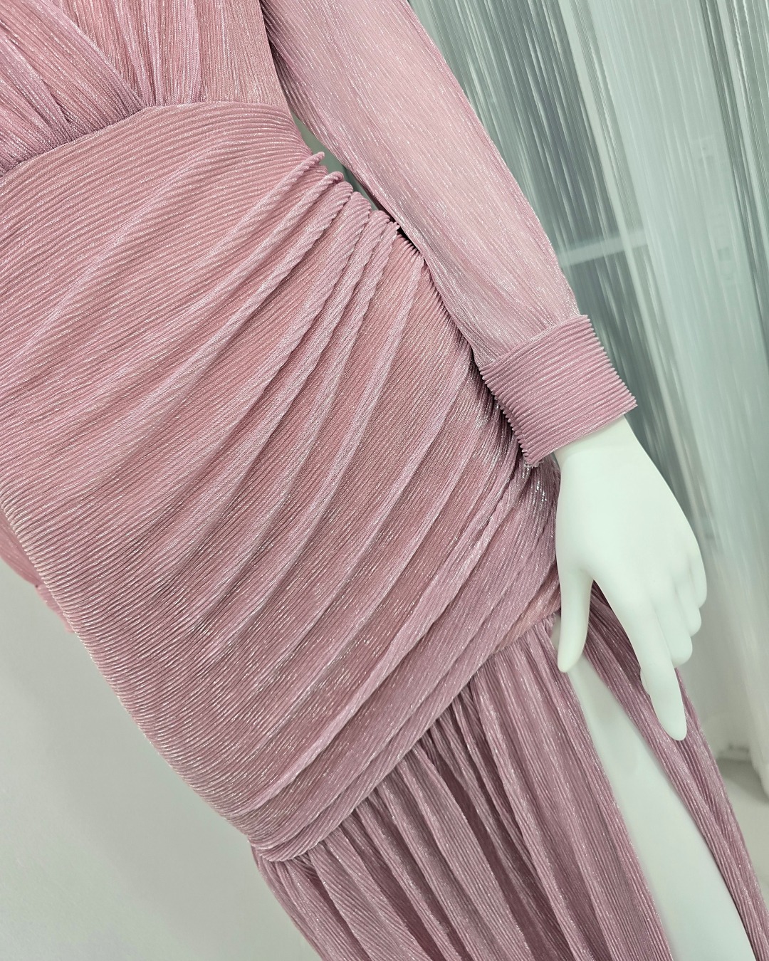 Label : LUXE แม็กซี่เดรสเสื้อคอวีป้าย แขนยาวเสริมไหล่ กระโปรงจับเดรปย่นเข้ารูปตรงสะโพก ต่อชายกระโปรงบาน ผ่าหน้าขา ทำจากผ้าราเม่อัดพลีทผสมดิ้นเมทัลลิก ผ้านุ่ม ยืดหยุ่น ใส่สบาย เล่นแสงสวย มีซิปซ่อนและซับในเต็มตัวค่ะ