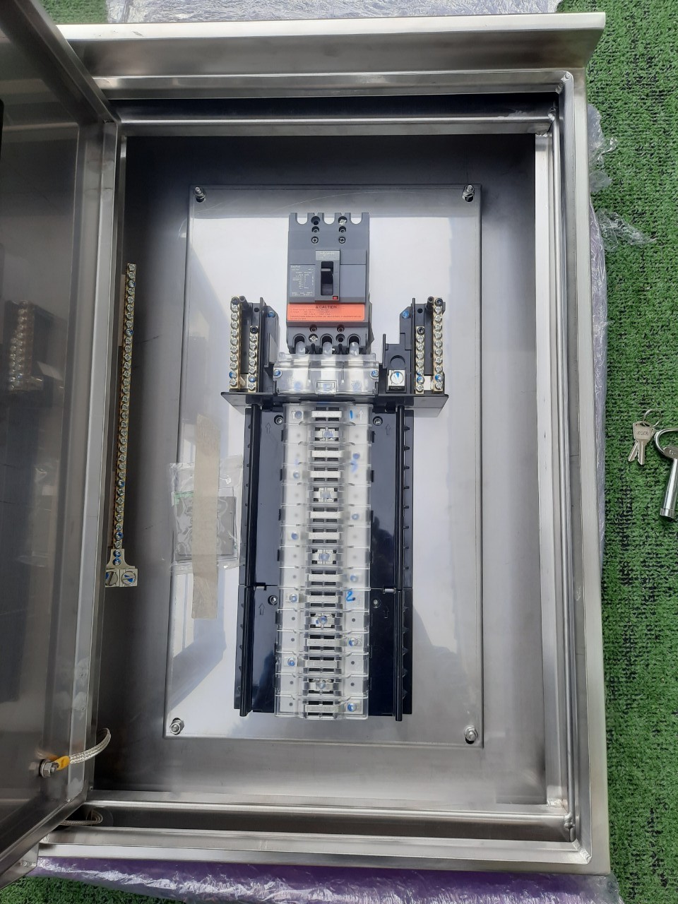 LOAD CENTER 100A ตู้สแตนเลส 304 มีหลังคาสโลป W450xH650xD152mm. (30ช่อง)