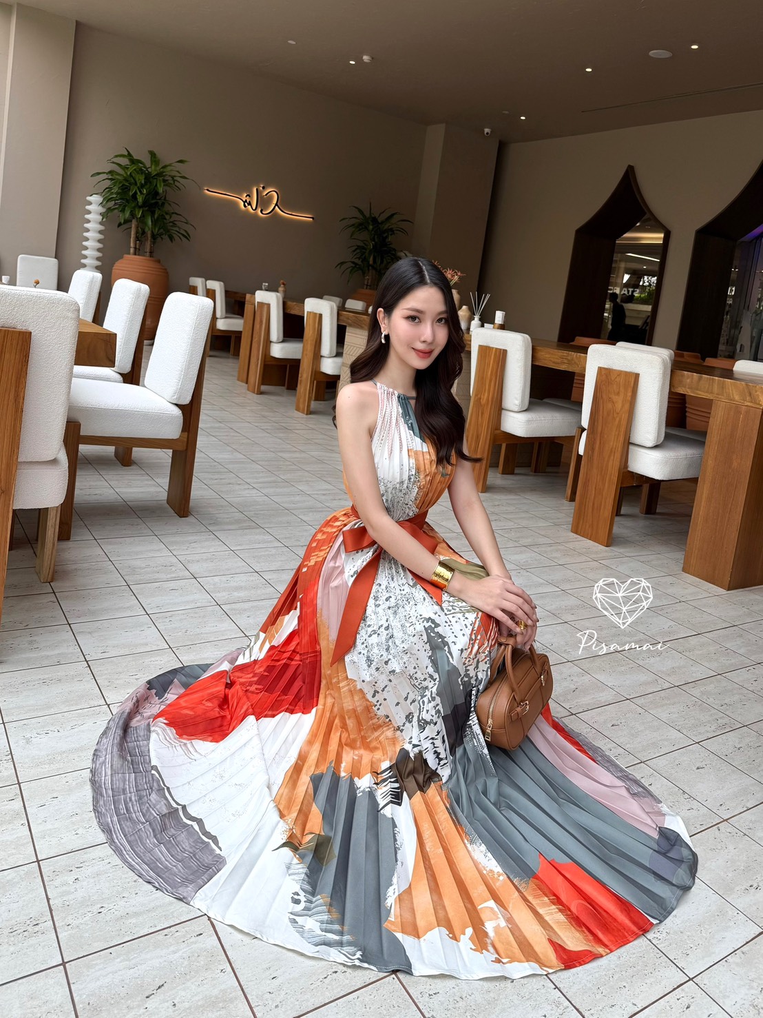เดรสพลีตแขนกุดโทนสีน้ำหลากสี มาคู่กับเชือกผูกเอวสีส้ม พร้อมซับในให้อย่างดี ฟินนาเล่มากค่ารุ่นนี้ ราคาดีมากกกกกกค่า รุ่นนี้ผ้าดีใส่สวย ฟูฟ่อง เป็นทรง ถ่ายรูปดีมาก ปังปุริเย้แน่นอนค่า ห้ามพลาดเลย