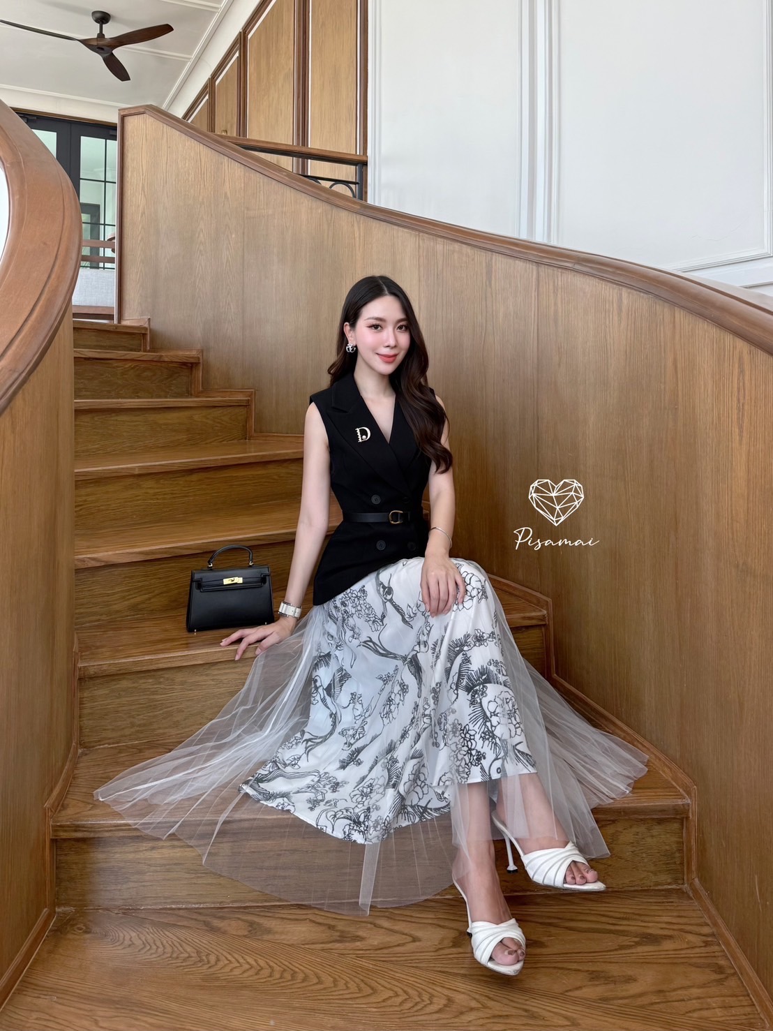 เซ็ตเสื้อคอปกแขนกุดผ้าสูทสีดำมาคู่กับกระโปรงกราฟฟิกสีครีมคลุมผ้าตาข่าย พร้อมเข็ดขำเข้าเซ็ต ใส่แล้วโลกสดใสมากๆค่ารุ่นนี้ ใส่vacayถ่ายรูปกับแก๊งค์เพื่อนๆไม่มีผิดหวังเลยค่า ห้ามพลาดเลยน้าตัวนี้