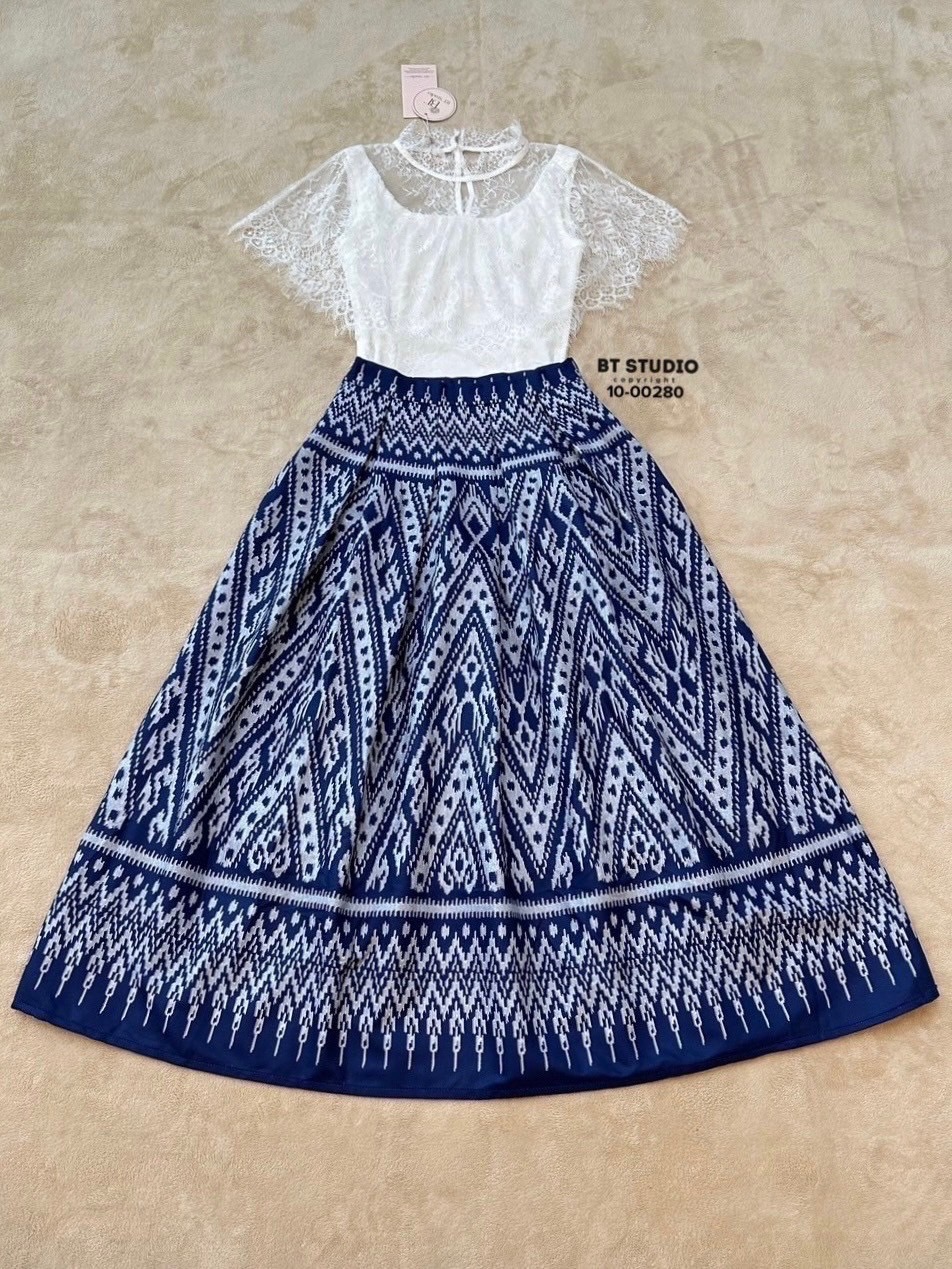 เซท 2 ชิ้น เสื้อลูกไม้ดีเทลแต่งระบายคลุมไหล่ ด้านในมีซับในเสื้อสายเดี่ยวด้านใน แมทซ์กับกระโปรงพิมพ์ลายผ้าไทย งานสวยแมทซ์กันสวย ลัคชูมากกกก #ชุดไทย #ผ้าทอ #งานป้ายบีที #btstudio