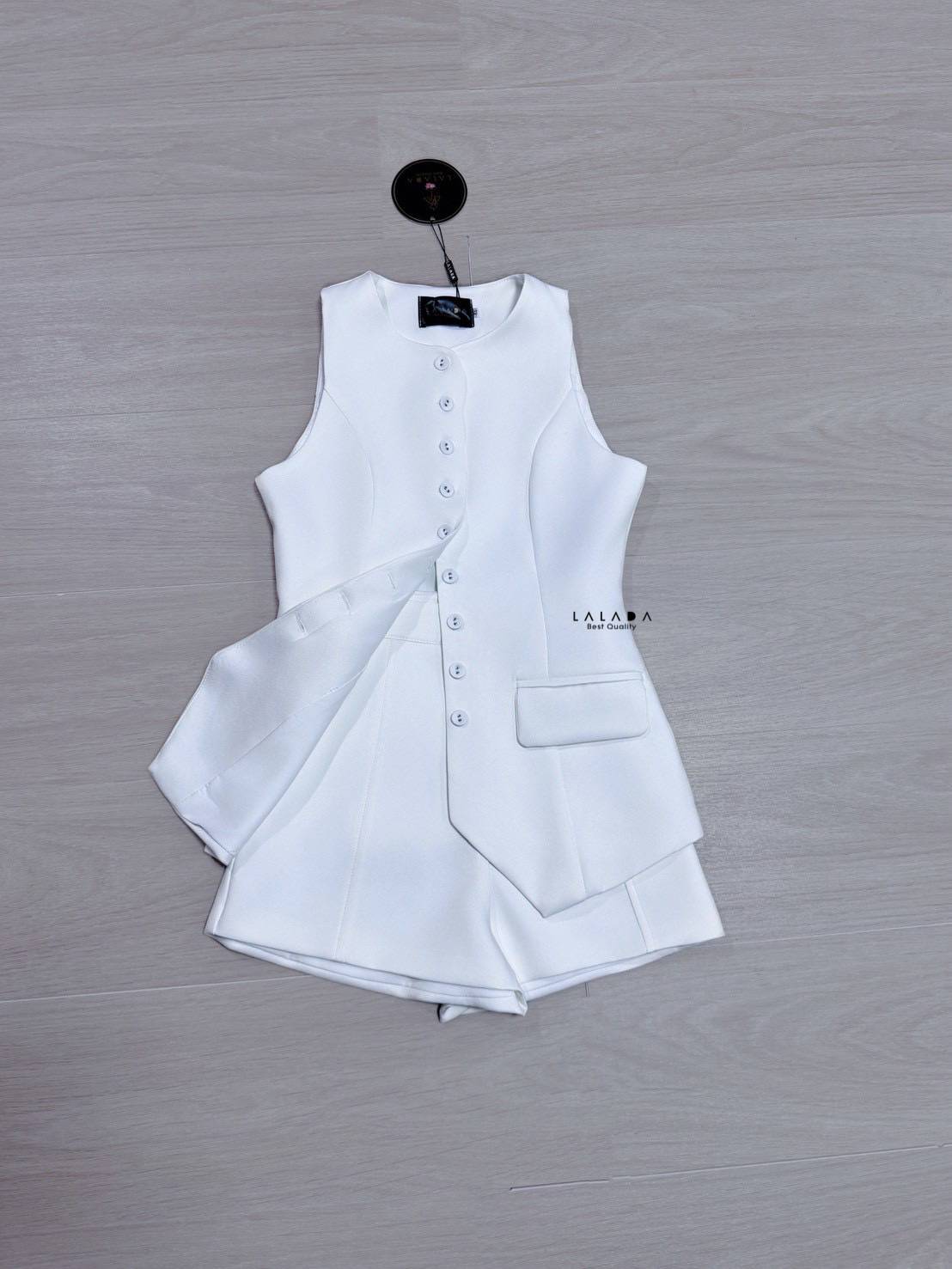 set 2 ชิ้น เสื้อแขนกุดกระดุมหน้าตัดเย็บอย่างดี มีกระเป๋าสองข้างใช้งานได้จริง เนื้อผ้าอย่างดี จับแมทช์กับกางเกงขาสั้น งานซิปหลัง สวยแกลม