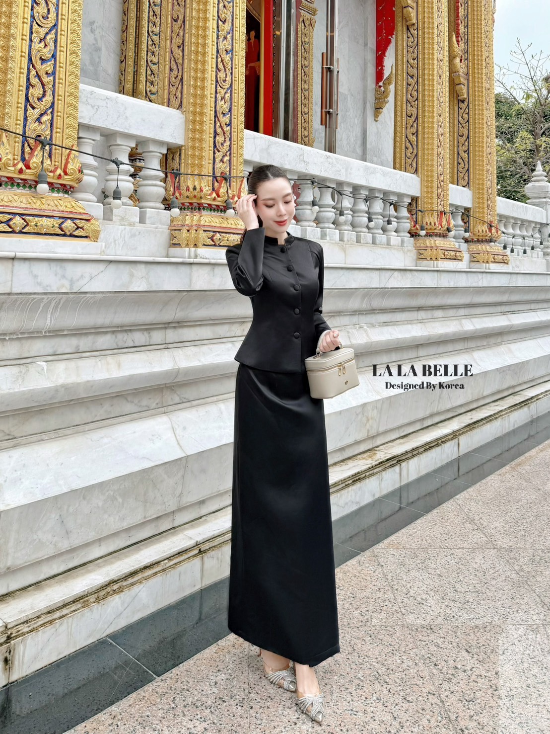 ชุดไทยจิตรลดาคอตั้งแขนยาวบ่าเสริมฟองน้ำยกไหล่กระดุมปั้มเรียงเม็ดตัวชุดเข้าเอวแต่ไม่แน่นทรงสวยมาพร้อมผ้าถุงป้ายหน้าใช้ผ้าเยอะเผื่อให้ใส่เดินนั่งได้สะดวกเพราะตรงที่ป้ายเผื่อผ้าให้เยอะไม่มีผ่าหลังใส่ได้สุภาพเนื้อผ้าไหมอิตาลีแ