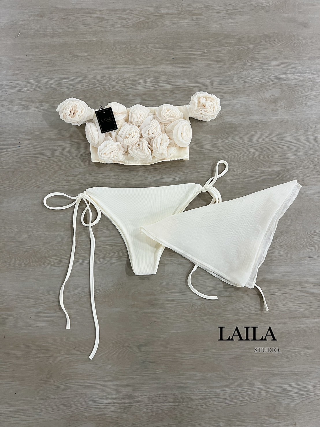 Tag : LAILA Detail: Setเสื้อ+บิกินี่+ซีทรู เสื้อเปิดไหล่งสนสุดน่ารัก แต่งปักดอกไม้3ดีฟูด้านหน้า ด้านหลังแต่สม็อค มาพร้อมตัวบิกินี่ผูกด้านข้างสุดแซ่บ เพิ่มความโดดเด่นของชุดด้วยซีทรูผูกเอว งานชุดว่ายน้ำเก๋ๆ ใส่ถ่ายรูปสวยๆค้าสาวๆๆ #ByLaila #ชุดว่ายน้ำ #ชุดว่