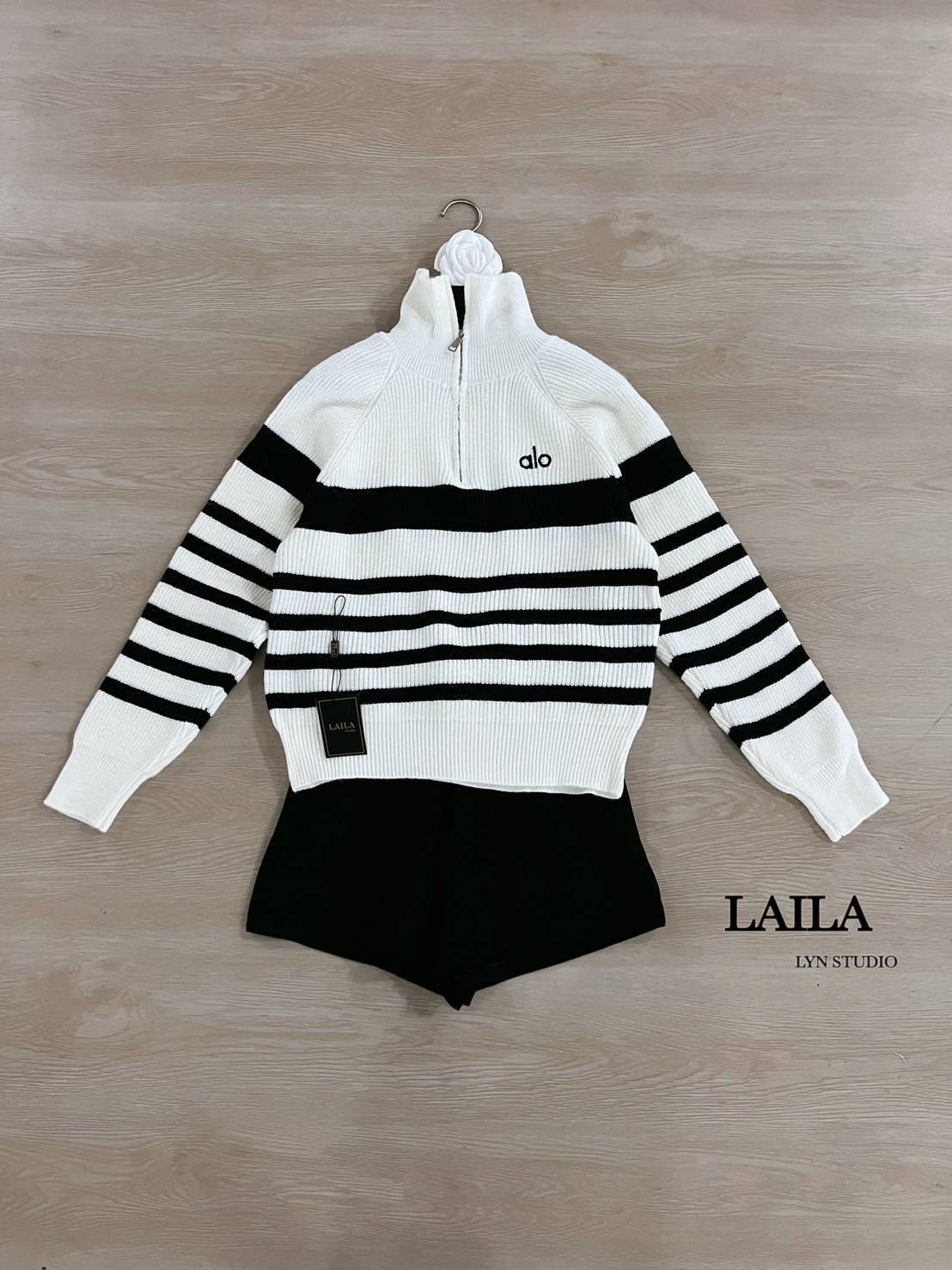 Tag : LAILA Detail: SET เสื้อ+กางเกง เสื้อแขนยาวทรงคอปีนงานผ้าสเวตเตอร์นุ่มนุ่มฟูฟู แต่งลายทางสลับขาวดำ งานมีซิปด้านหน้าช่วงบน ดีไซน์โลโก้aloปักที่หน้าอก มาพร้อมกางเกงขาสั้นทรงผู้ดี งานผ้าสวยทรงเป๊ะเข้ารูป ให้ลุคสปอร์ตสไตล์สาวเท่สุดๆ **งานแฟชั่นนำเข้าby l