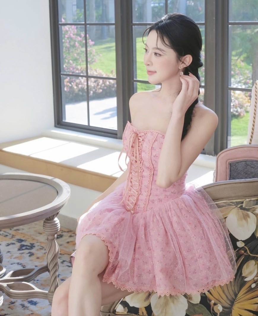 Dress เกาะอก สีสันสดใส โลกกลายเป็นสีชมพูมาก สำหรับชุดนี้ด้วยผ้าชีฟองบางเบา เนื้อดี มีซับทั้งตัว ช่วงบนตกแต่งด้วยสายริบบิ้น มีฟองน้ำเสริมหน้าอก ช่วงล่างกระโปรงพอง ด้วย ผ้ามุ้งด้านใน มีซับกระโปรง ชุดนี้งานสวย ใส่ออกมาน่ารักมาก💯