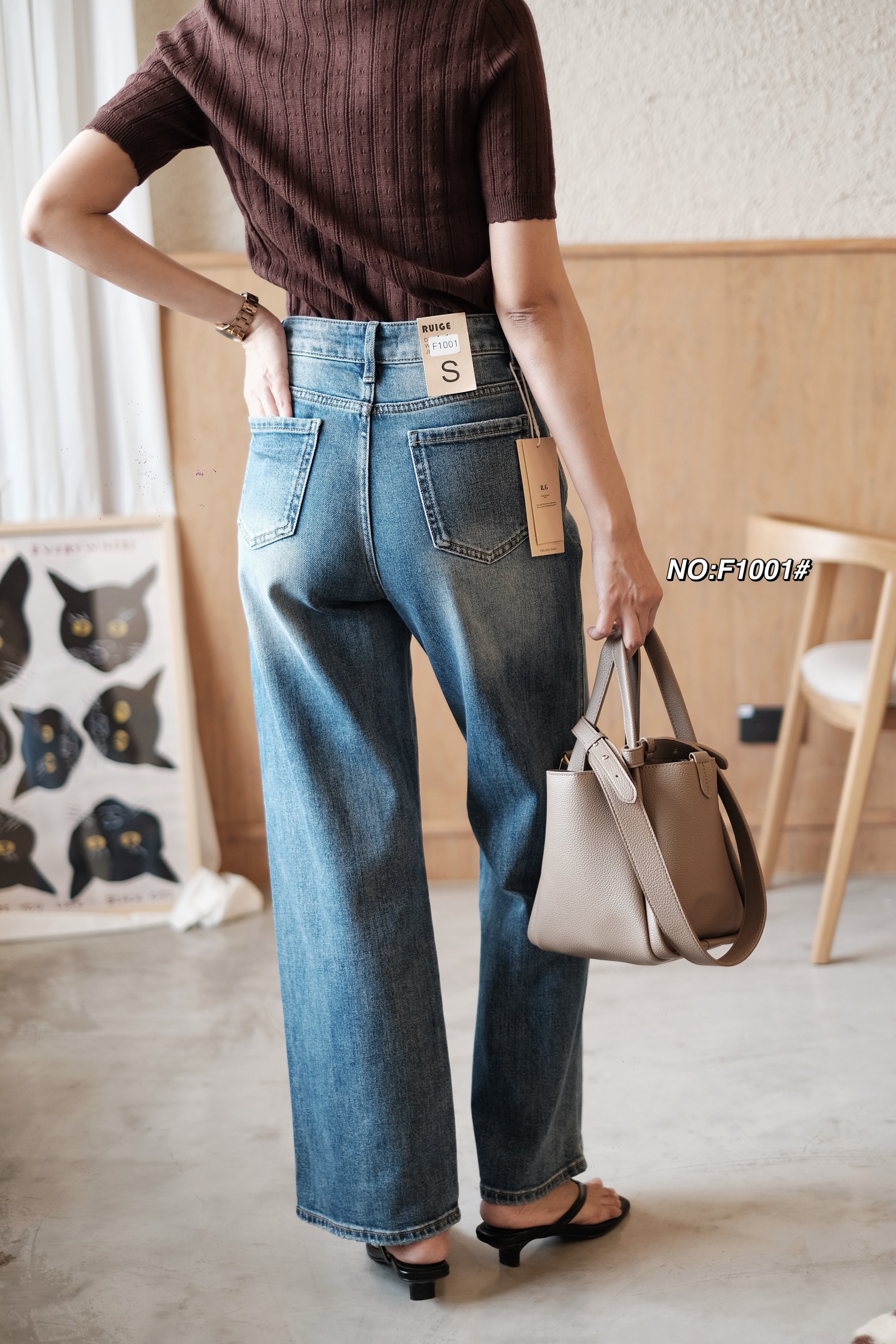 No.RGF1001# กางเกงยีนรุ่นนี้เป็นพิเศษ ขอกรี๊ดก่อนเลย (ผ้ายืดคะ)งานสวยจริงๆ ไม่ว่าเนื้อผ้า ทั้งสีและทรง สวยไปหมดเลยค่า ผ้านิ่มมากๆๆ กางเกงยีนส์ขากระบอก ทรงเอวสูงงงง ดีเทลเย็บป้ายหนังLVที่ตรงกระเป๋าหน้า ดูแพงสุดๆ สไตล์เก๋ๆ ใส่สบายสุดๆใส่แล้วดูเพรียวสูง