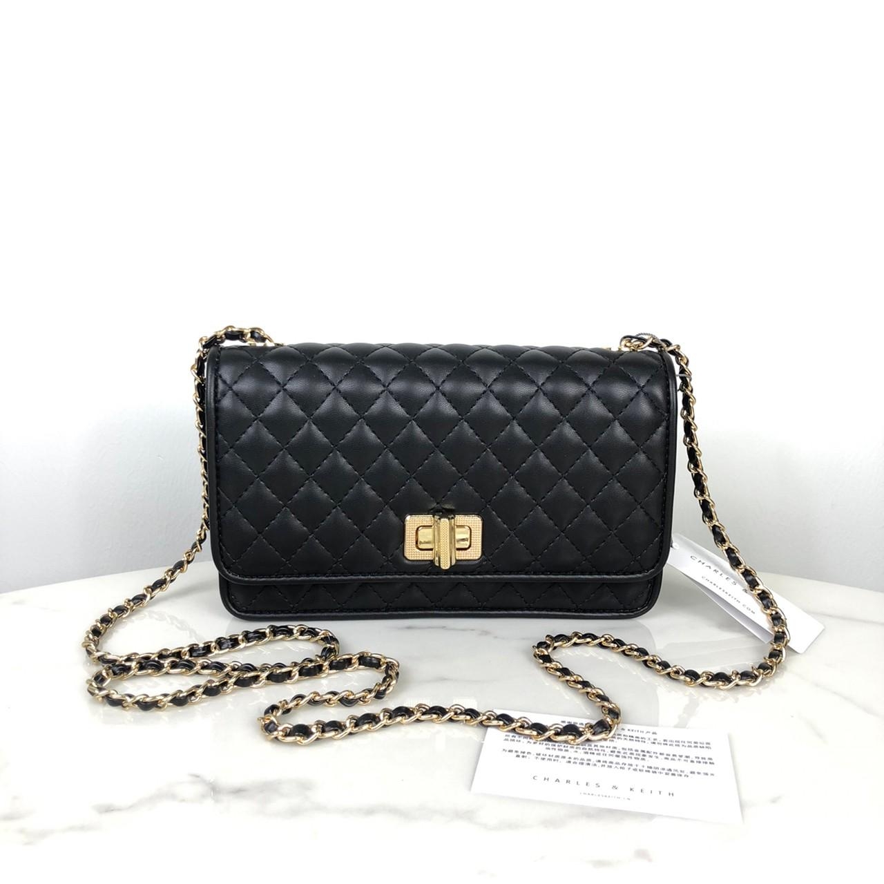 กระเป๋าสะพายแบรนด์เนมชาร์ลแอนด์คีธสีดำลายนวมอะไหล่ทองไฮโซเก๋ๆ Charles & Keith Quilted Clutch Bag