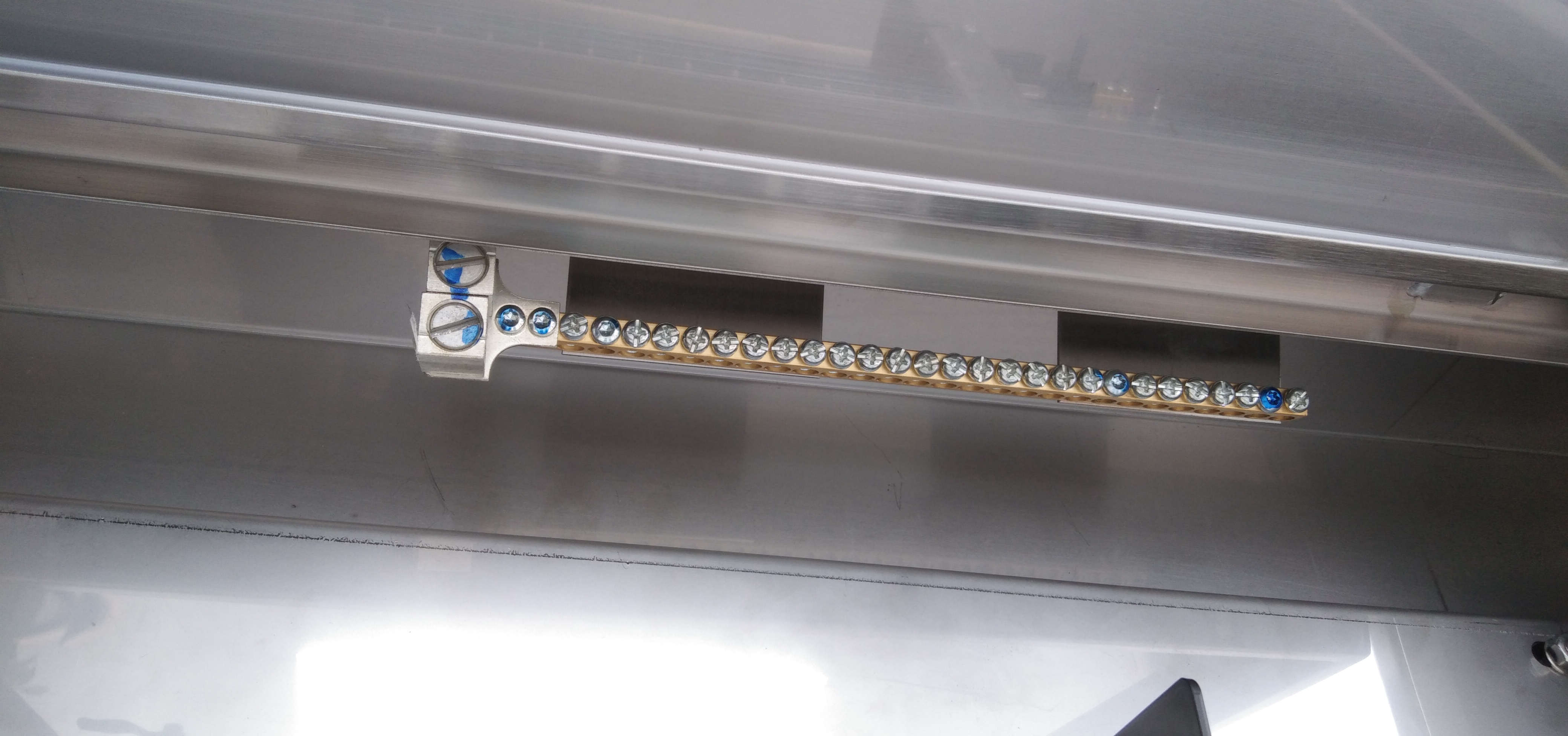 Main LUG 100A ตู้สแตนเลส 304 มีหลังคาสโลป W450xH650xD152mm. (24ช่อง)