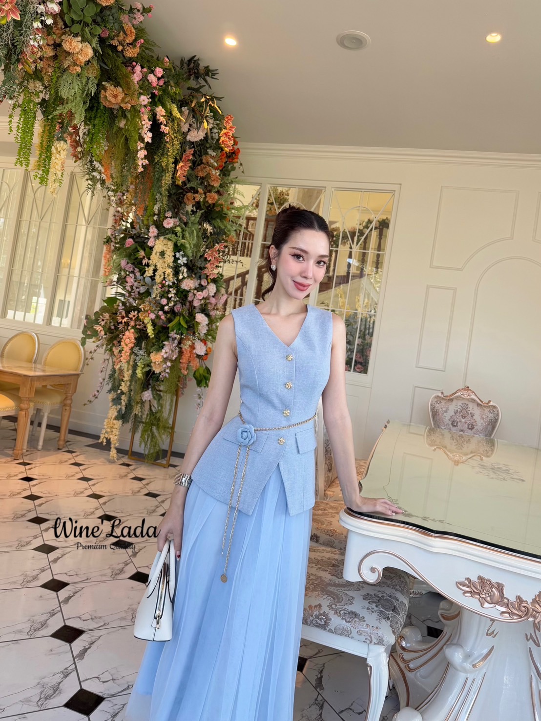Set 4 Pcs. เช็ทเสื้อแขนกุดกระดุมหน้า เนื้อผ้ามีเทคเจอร์ มาพร้อมกระโปรงมุ้งสีเข้าเซ็ท มีเข็มกลัดดอกไม้และเข็มขัดโซ่ เพิ่มความลัคซู ทรงสวย เป๊ะ สวยหรู ดูแพง มากค่ะ ใส่แล้วผอมเพียว ซับในทั้งตัว เนื้อผ้าใส่สบาย สายลัคซูรี่ ต้องมีติดตู้ ใครได้ลองแล้วจะหลงรักค่