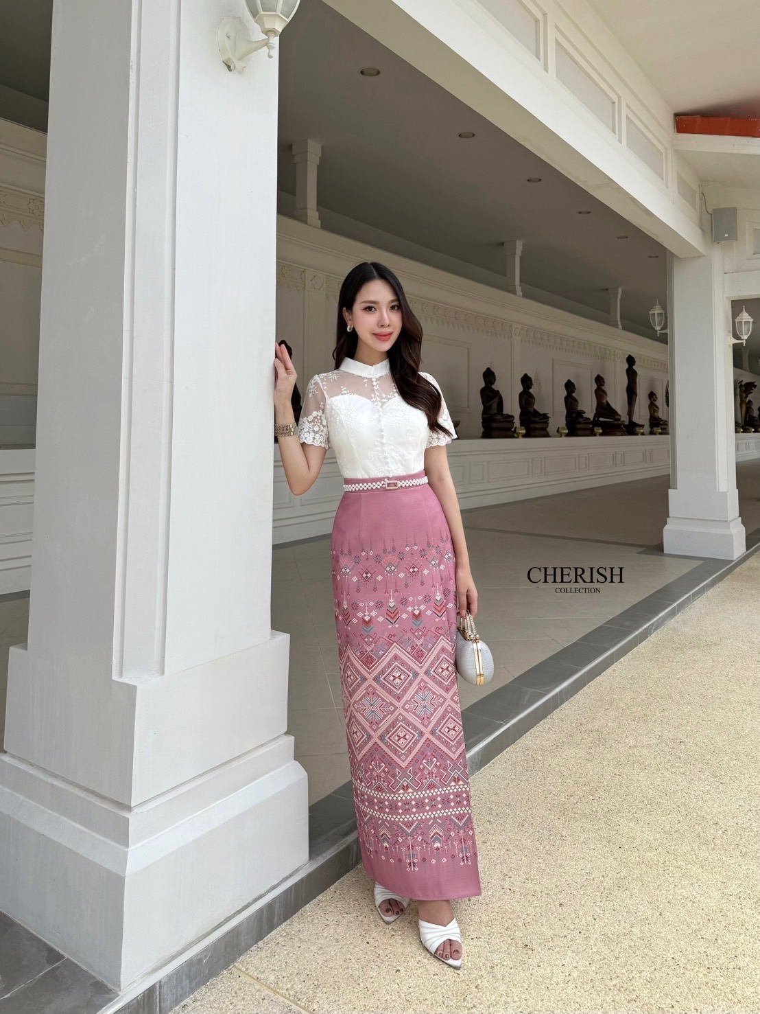 ธีมชุดเพื่อนเจ้าสาวก็เหมาะ ใส่ได้ทุกเทศกาล ด้วยเซตงานบุญ 3 ชิ้น เสื้อลูกไม้ เสริมซับในอย่างดี ใส่คู่ผ้าถุงสำเร็จเนื้อผ้าใส่สบาย จัดเข็มขัดมุกมาให้ครบเซ็ท ไม่ว่าจะออกงานไหน ก็สวยยืนหนึ่งค่ะ