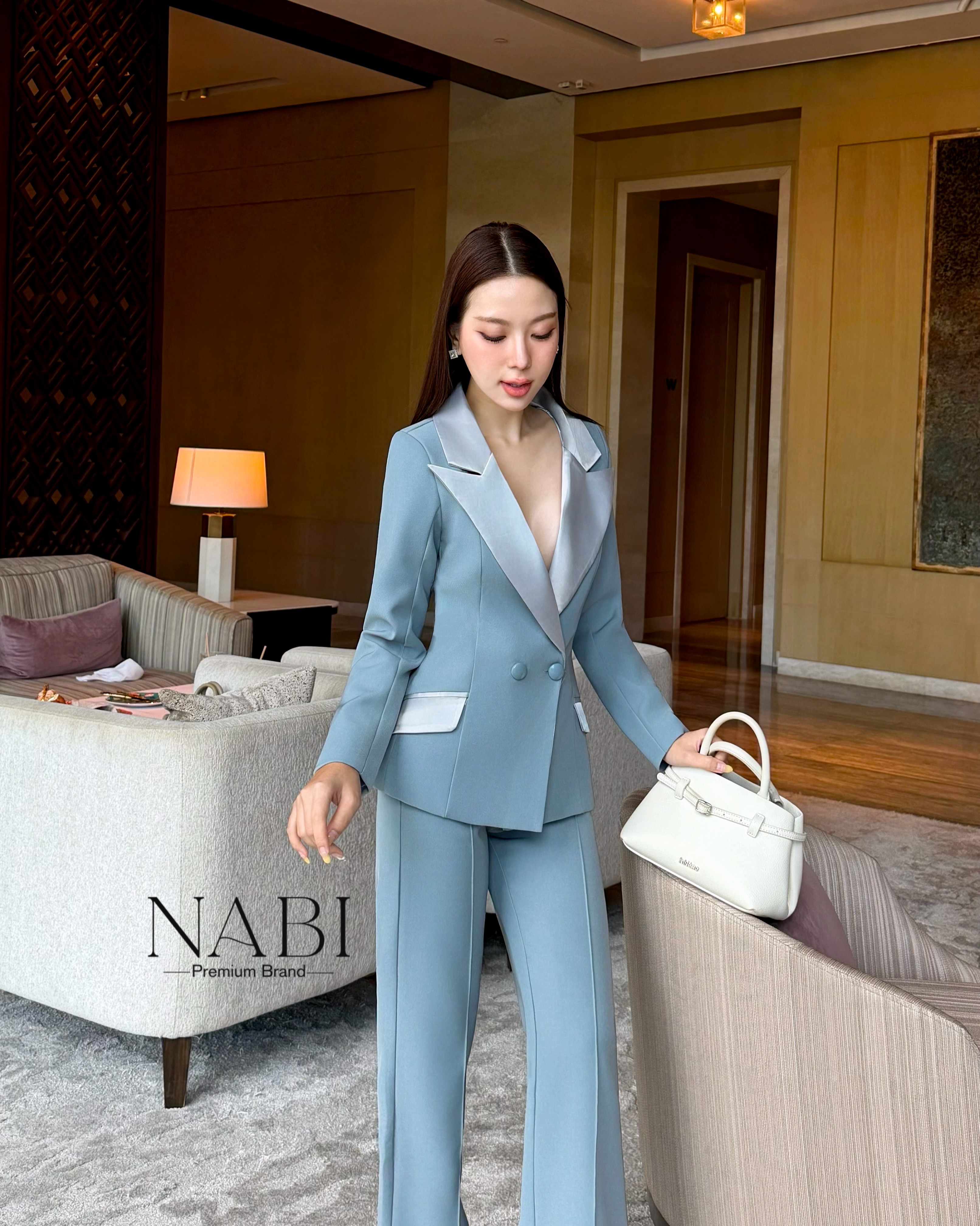 Set สูท2ชิ้น เสื้อแขนยาว+กางเกงขายาว ดีเทลเรียบหรู เสื้อคอปกเงาๆ ทำให้ดูแพง กระดุมสองเม็ด มีกระเป๋าสองข้างใช้งานได้จริง กางเกงเอวสูงนิดนึงกระบอกเล็ก ตีเกล็ดตรงกลาง ซิบซ่อนด้านหลัง มีซัปในทั้งตัว ผ้าหนา นุ่ม ใส่สบายมาก ทรงเกร๋ เข้ารูป ดีไซน์ทันสมัย ใส่แล้ว