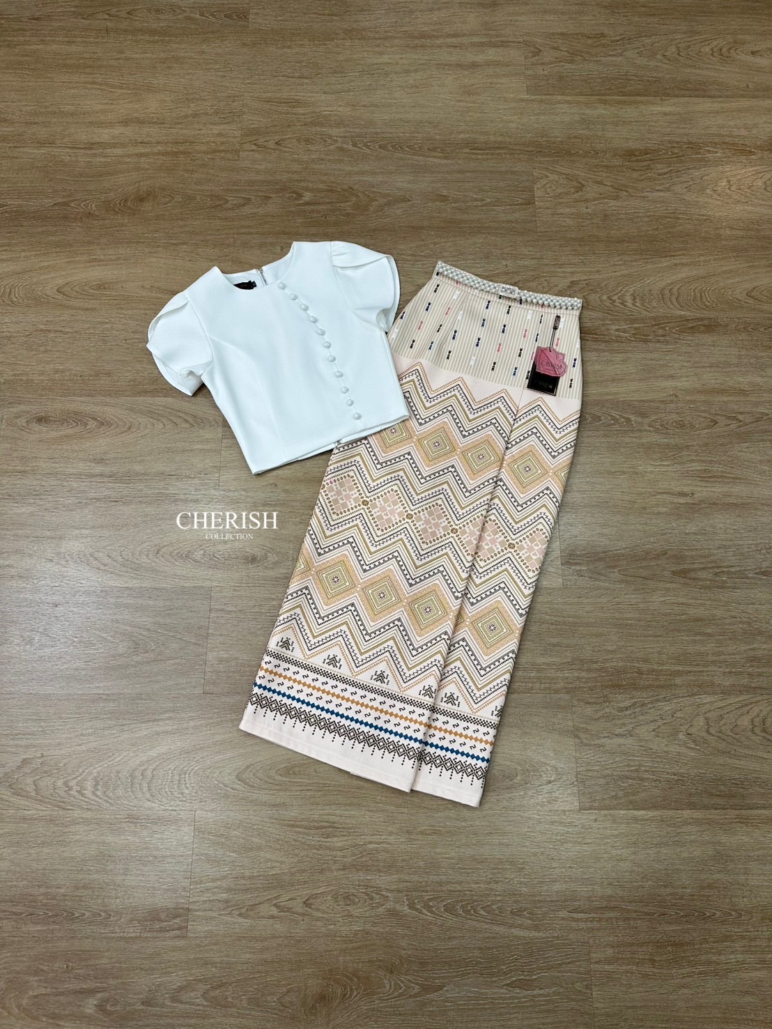 เช็ท 3 ชิ้น ชุดงานบุญ ชุดไทยหรือจะใส่เป็นธีมชุดเพื่อนเจ้าสาวก็เหมาะ ใส่ได้ทุก เทศกาล ดีเทล เสื้อคอกลม ซิปหลัง แต่งกระดุมเรียง เสื้อแขนทรงป้ายเสริมซับในอย่างดี ใส่คู่ผ้าถุงพิมท์ลาย เนื้อผ้าใส่สบาย มีเข็มขัด ไม่ว่าจะออกงานไหน ก็สวยยืนหนึ่งค่ะ