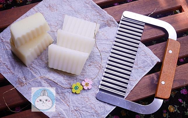 WAVY SOAP CUTTERแผ่นตัดสบู่แบบหยัก ด้ามไม้ หน้ากว้าง 15 ซม.