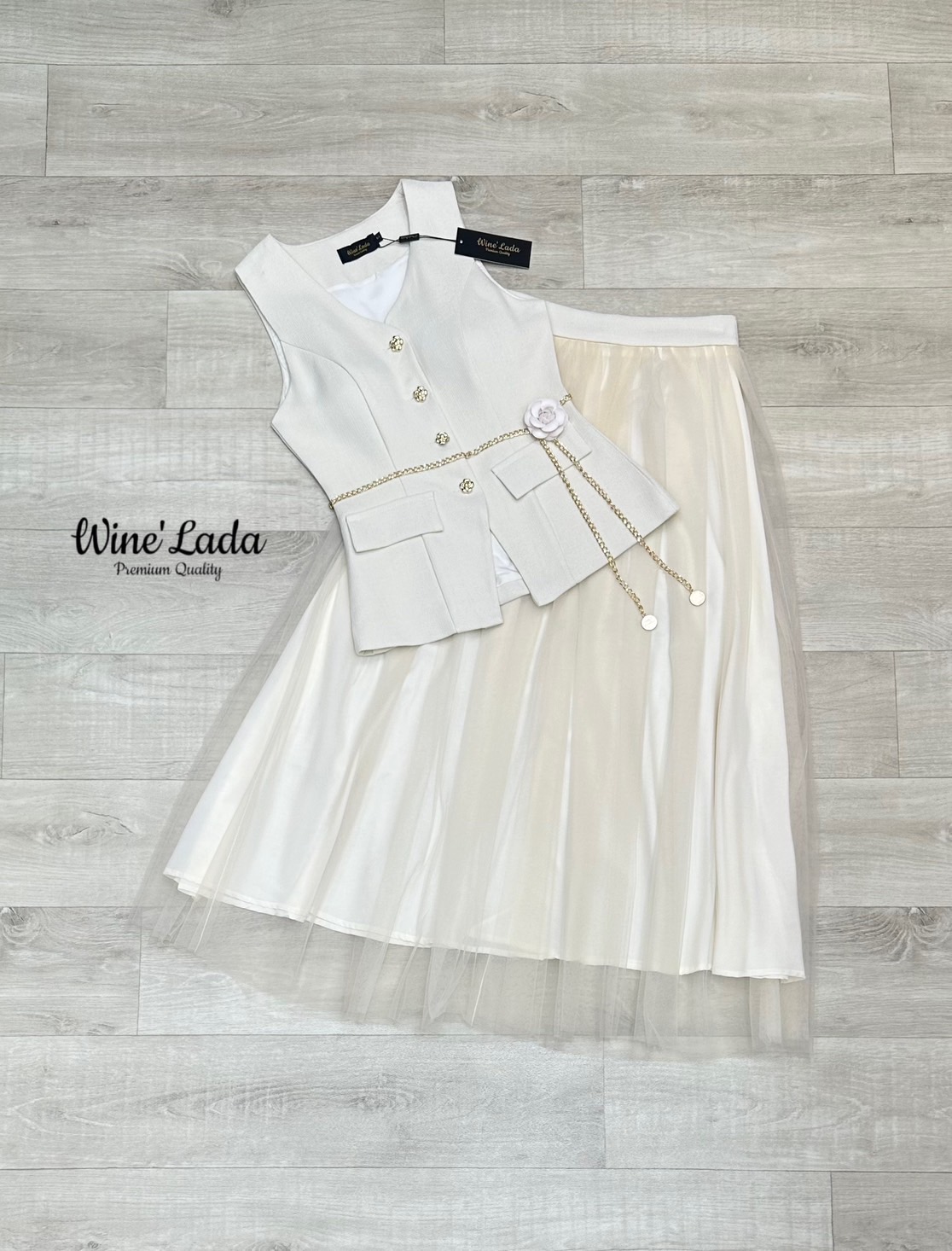 Set 4 Pcs. เช็ทเสื้อแขนกุดกระดุมหน้า เนื้อผ้ามีเทคเจอร์ มาพร้อมกระโปรงมุ้งสีเข้าเซ็ท มีเข็มกลัดดอกไม้และเข็มขัดโซ่ เพิ่มความลัคซู ทรงสวย เป๊ะ สวยหรู ดูแพง มากค่ะ ใส่แล้วผอมเพียว ซับในทั้งตัว เนื้อผ้าใส่สบาย สายลัคซูรี่ ต้องมีติดตู้ ใครได้ลองแล้วจะหลงรักค่