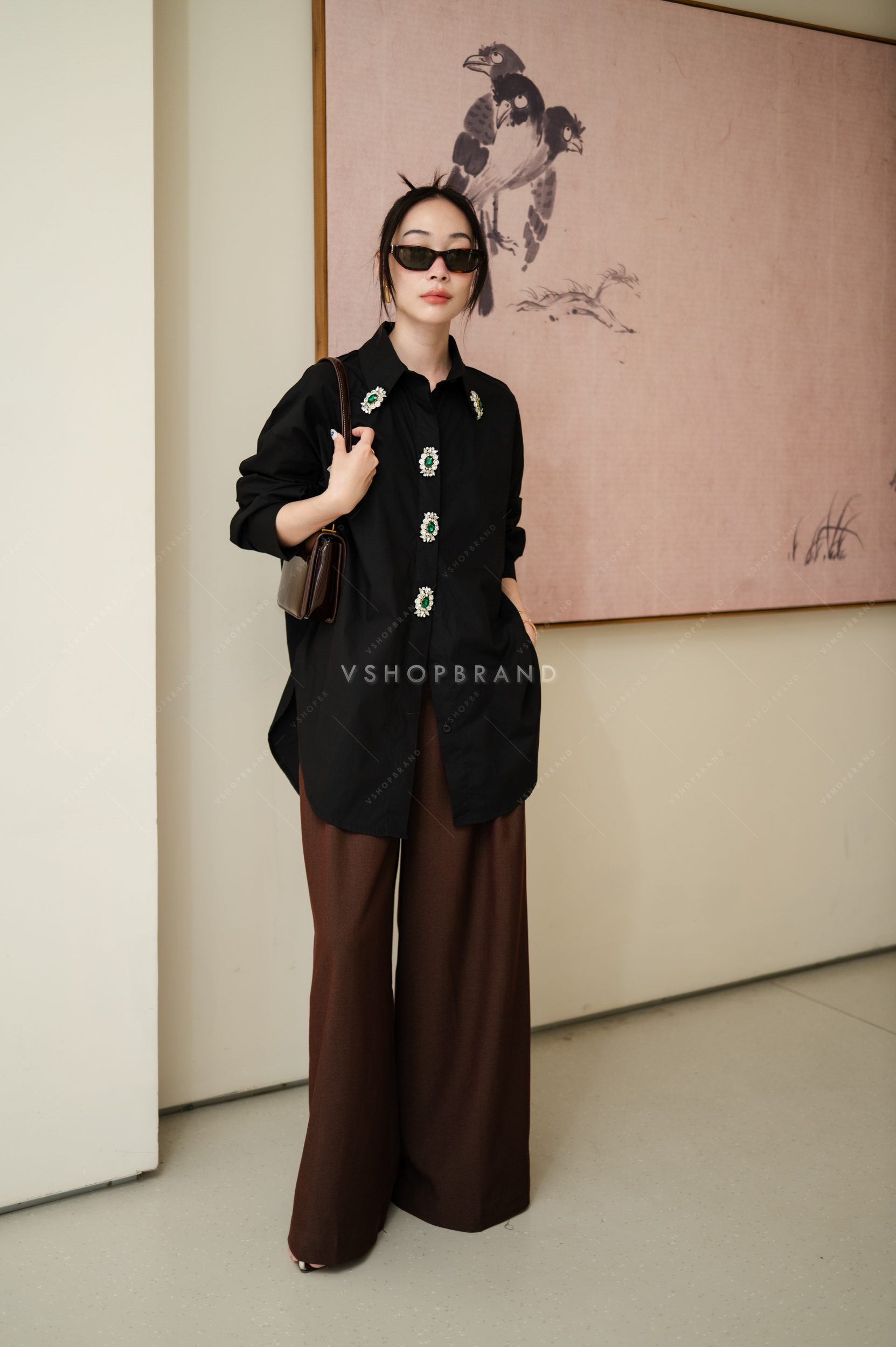 เชิ้ตแขนยาวผ้าพื้นแต่งติดเพชรอัญมณี