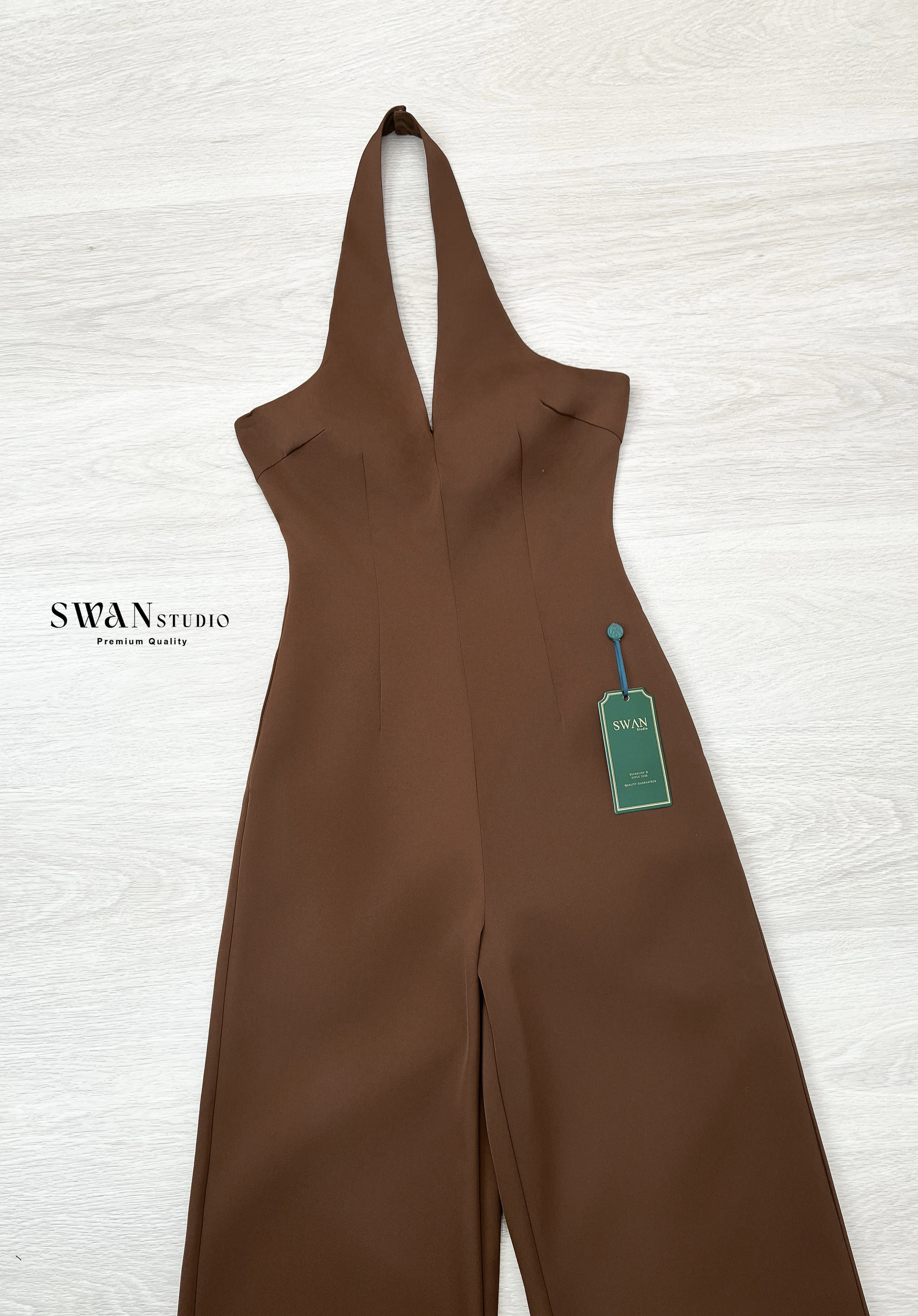 จั้มสูทขายาวคล้องคอสีน้ำตาลคอวี อกมีฟองน้ำ เนื้อผ้าอย่างดี ใส่ได้หลายโอกาส ห้ามพลาดค่า