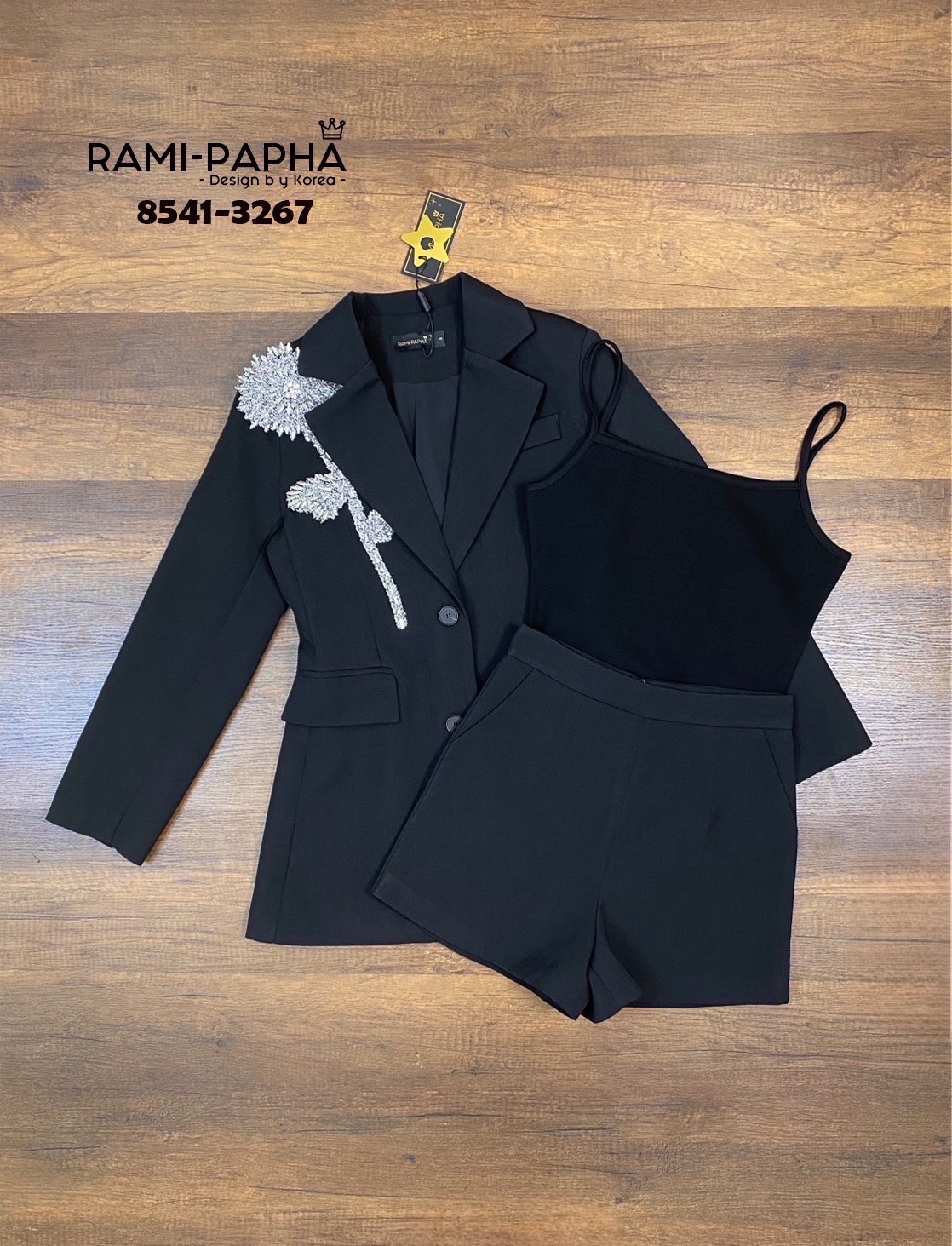 Label :: RAMI-PAPHA(รมิปภา) Detail :: สูท+เสื้อ+ขาสั้น เซต3ชิ้นสีดำคลาสสิก แมทง่ายทุกโอกาส เสื้อสูทดีเทลสวยเก๋ได้ลุ๊คหรูหรา ผู้ดีฝุดๆ แต่งอะไหล่ด้านหน้า**วัสดุอย่างดีเกรดPremium** กระดุมหน้าใช้งานได้จริง ไหล่เสริมฟองน้ำให้ดูสง่า กระเป๋าใช้งานได้จริง ซับใน