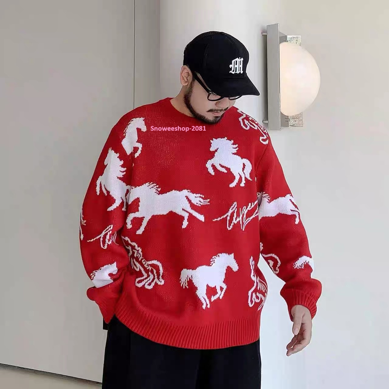 ลายม้าเท่เกินต้าน! ใส่แล้วดูแพงแบบโอปป้า เสื้อสเวตเตอร์คอกลมสไตล์เกาหลี ใส่ได้ทั้งชาย-หญิง ดีไซน์เรียบแต่ดูมีคลาส หนา อุ่น ใส่สบายสุด ๆ ใส่เที่ยวต่างประเทศก็เอาอยู่ ขนาดใหญ่พิเศษ 2XL – 8XL (ถึงอก 58") มีให้เลือก 2 สีเท่ๆ — ดำ / แดง