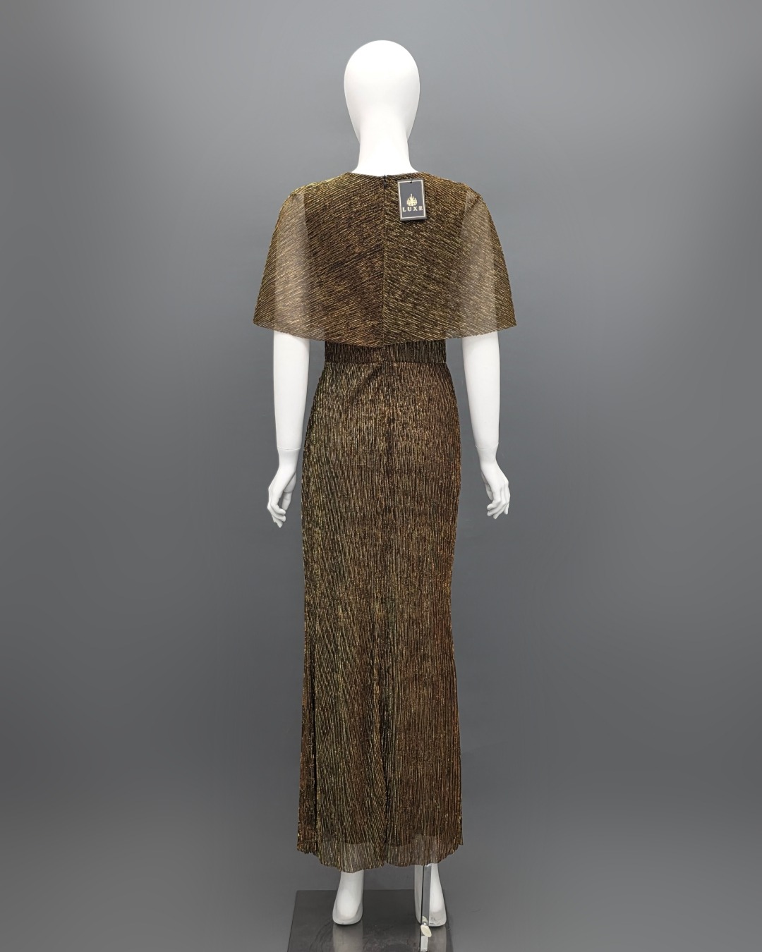 Label : LUXE ☑️ เดรสเสื้อคอกลมแขนกุด ดีเทลเป็นเสื้อคลุมไหล่ในตัว กระโปรงทรงสอบจับเดรป ☑️ ทำจากผ้าราเม่อัดพลีท ผสมดิ้นเมทัลลิค มีประกายเล่นแสงสวย ผ้านุ่มยืดหยุ่น คัตติ้งประณีต ☑️ มีซิปซ่อนและซับในเต็มตัวค่ะ