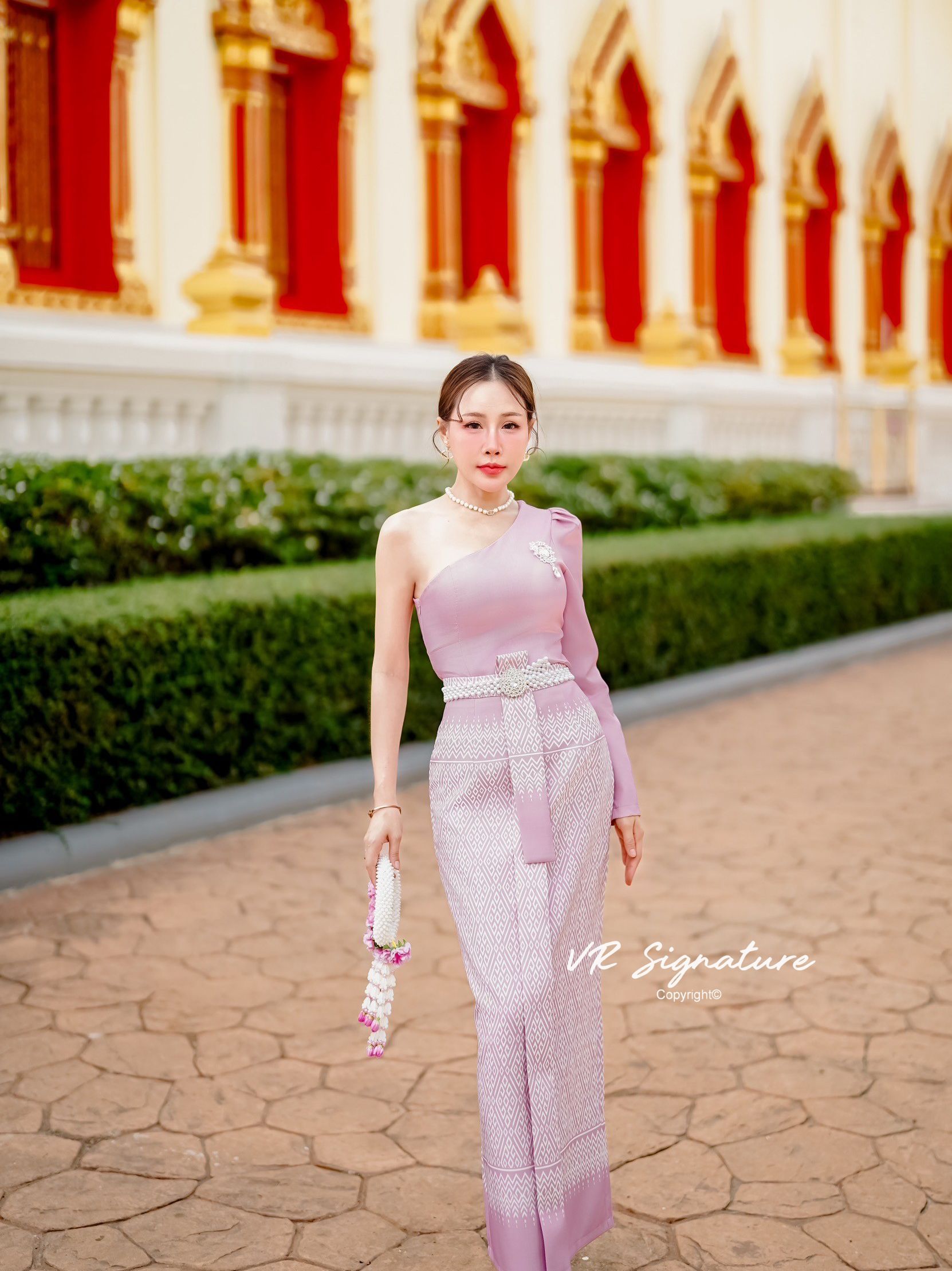 Set เสื้อปาดไหล่แขนยาวทรงเข้ารูป อกมีฟองน้ำจัดทรงให้ค่ะ แต่งเข็มกลัดเพชรช่วงอก มาพร้อมกระโปรงผ้าถุงจับทบจีบห้อยด้านหน้า พิมพ์ลวดลายผ้าลายไทยสวยมากค่ะ เนื้อผ้ามี texture เป็นทรงสวยสุดๆค่า มีซับด้านใน มีเข็มขัดแมทช์เข้าชุดให้ด้วยค่ะ คุ้มมากๆ สามารถแยกใส่แมท