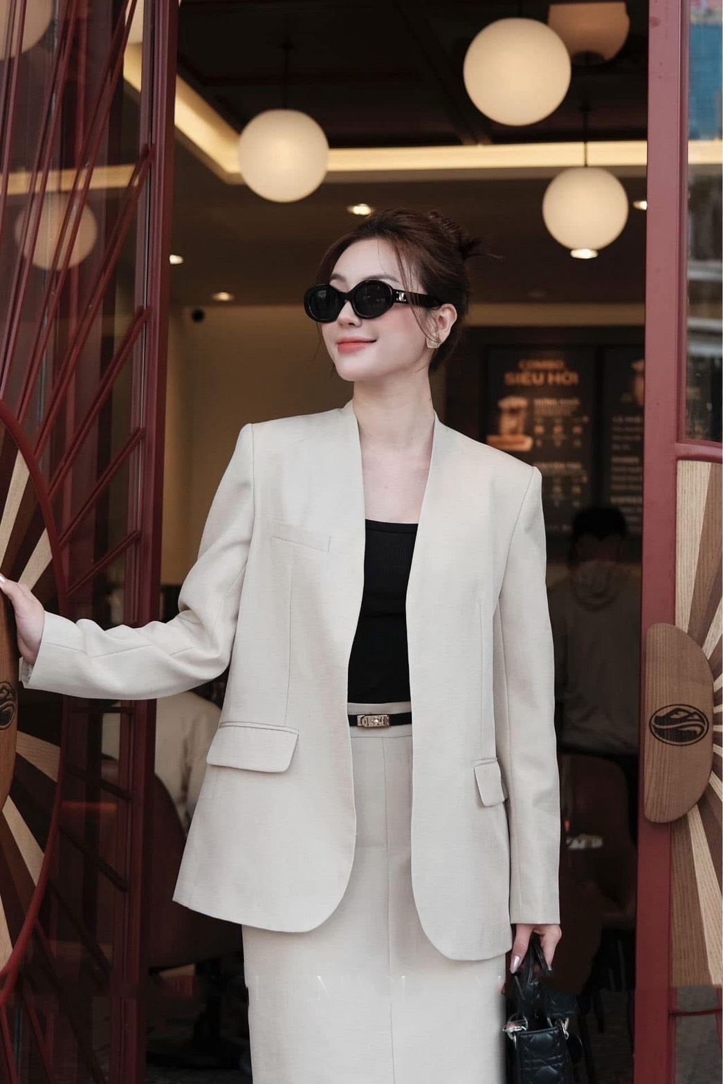 Set 3ชิ้น สุดคุ้ม เสื้อคลุมเบเซอร์แขนยาว สีครีม กระเป๋าหน้าใช้งานได้จริง มาพร้อมเสื้อกล้ามสีดำ คอกลมตัวใน เนื้อผ้ายืดหยุ่นได้ตามตัว แมทซ์กับกระโปรงยาวทรงสอบสีครีม ดีเทลแต่งผ่าหลังยาว (ซิปหลัง) ใส่คู่กับเข้มขัดสีดำเส้นเล็ก สวย เนื้อผ้าดีสุดๆ ลุคCEO ติดแกรม