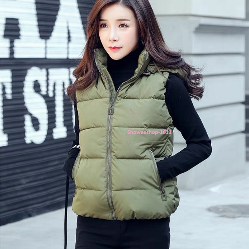 เสื้อกั๊กผู้หญิงทรงแจ็คเก็ตตัวสั้นสำหรับใส่กันหนาว กันลม กันหิมะ ใส่เป็นเสื้อตัวนอก ใส่แล้วอุ่นมาก ปกคอสูงหมวกฮู้ดถอดแยกได้ ใส่ได้สองแบบมาพร้อม 5 เฉดสีหลายไซ