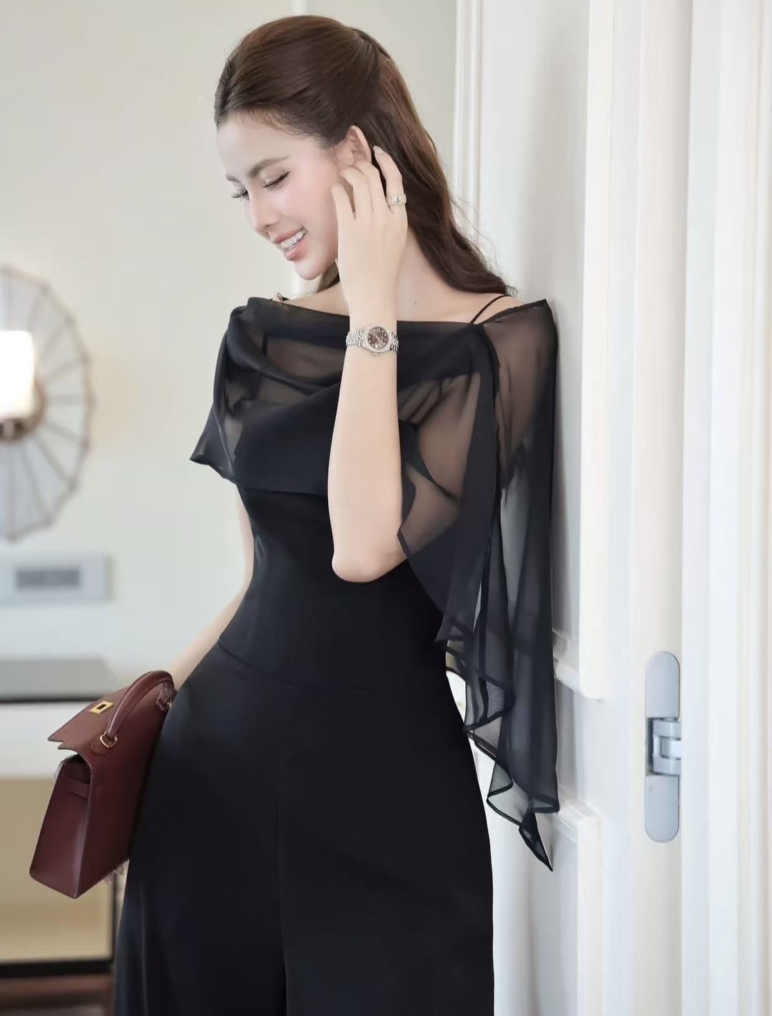 จั้มสูมสายเดี่ยวขายาว มาคู่กับซีทรูตัวสั้นคลุม และเข็มกลัดดอกไม้อะไหล่ทองแยกชิ้นได้ สามารถใส่แมทได้ตามใจชอบ สวย หรู ลูกคุณมากๆค่า รุ่นนี้ควรค่าแก่กสรเก็บต้องมีเลยค่า