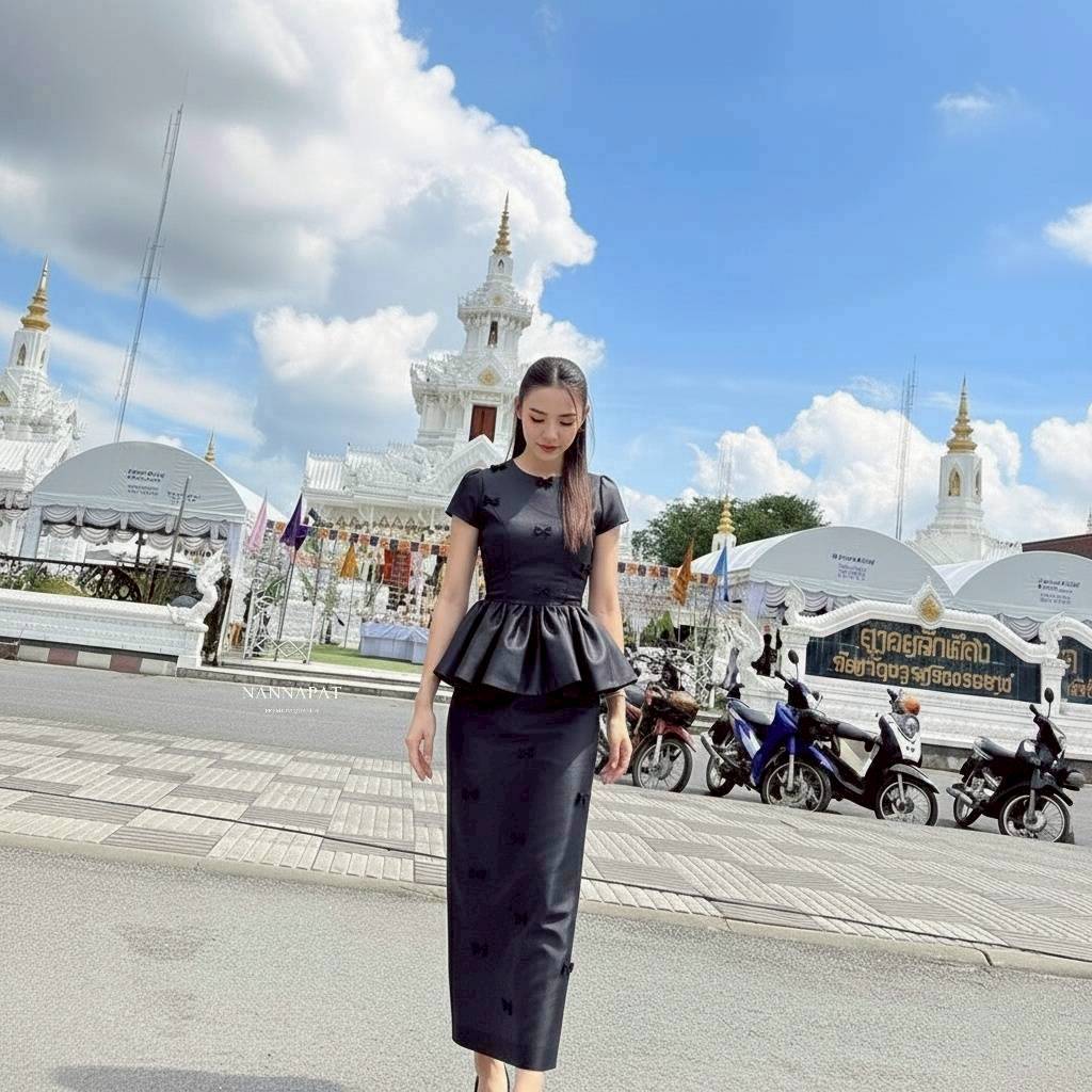 เซ็ทกระโปรงดำ สวย สุภาพ ดูดี งานคล้ายผ้าไหมเลยนะคะ อย่างกับชุดที่ขายราคาเป็นพัน เสื้อน่ารัก ซิปหลัง มีฟองน้ำอก กระโปรงก็ทรงสวย ทั้งเสื้อ กระโปรง เค้าจะแต่งโบว์เล็กๆทั้งตัว