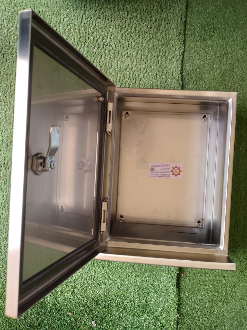 ตู้คอนโทรลสแตนเลส 304 กันน้ำ ฝาช้ันเดียว หลังคาสโลป W280xH350xD150mm. พร้อมหูยึด 4 มุม หนา 2มม.