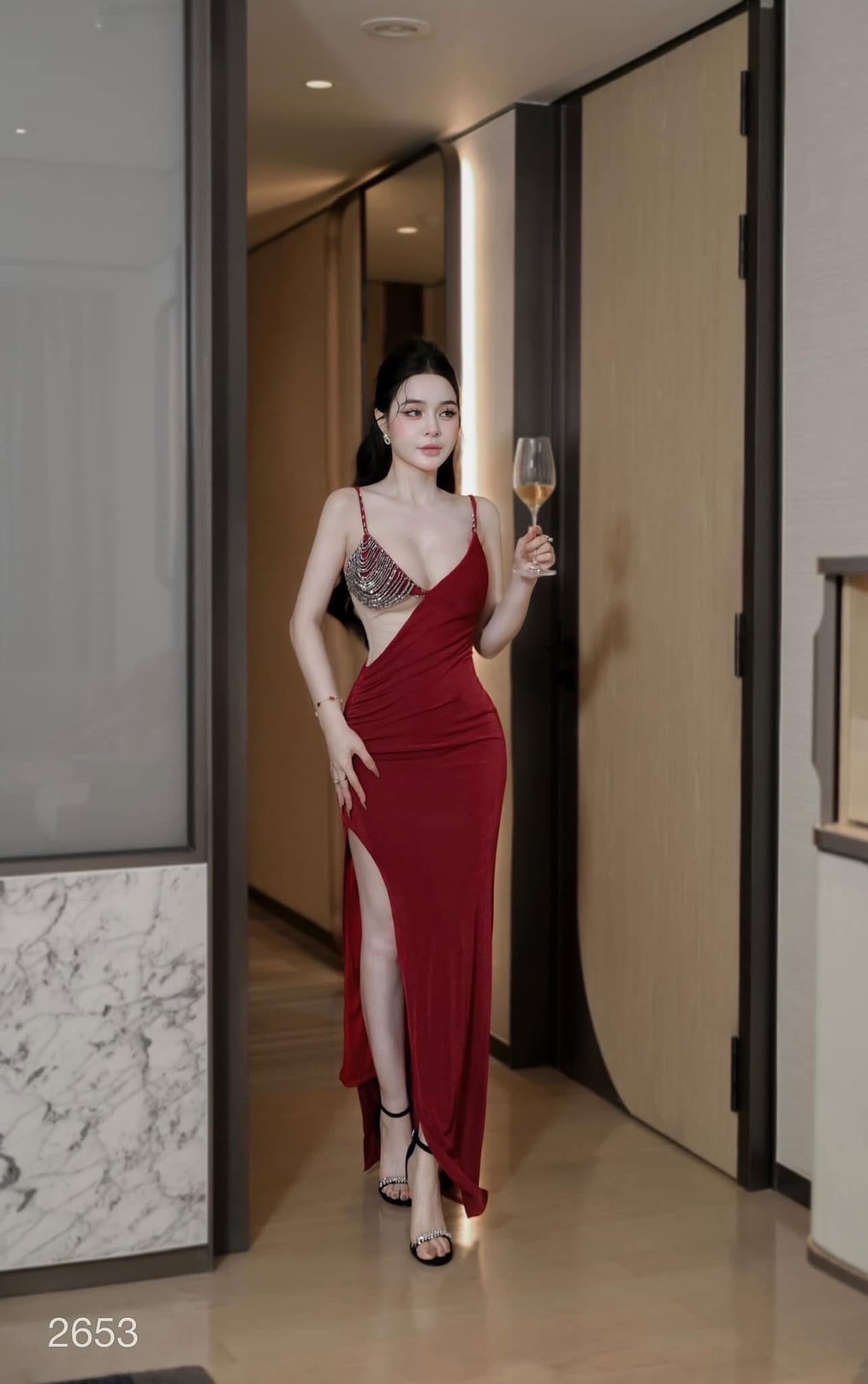 เดรสยาวแต่งเพชรที่หน้าอกและสายชุด สายสามารถปรับได้ ทรงสวยมาก แต่งเป็นซีทรู สวยลงตัว หรูหรามาก ชายกระโปรงผ่าขึ้นมา1ข้าง ชุดมีซับในอย่างดี หน้าอกมีฟองน้ำ มีซิบด้านข้าง ใส่ออกงาน ดินเนอร์ งานแต่ง ปาตี้