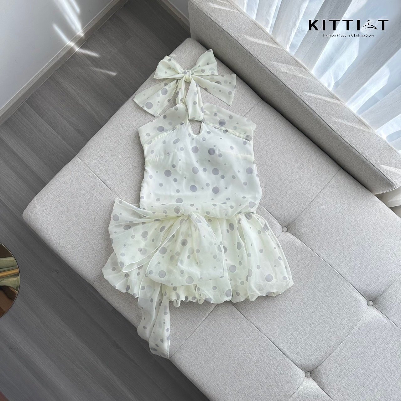 Set (2) ชิ้น เสื้อ+กระโปรง น้องคือความน่ารักของทุกคน ตัวเสื้อเป็นทรง คล้องคอ ผูกน้องโบ มีฟองน้ำเสริมอก กระโปรง ทรงบอลลูน น่ารักมากมาย ทรงสวย พองกำลังดี มีซับในเป็นกางเกง น้องจุดคือชุดที่ไม่เลยทำให้สาวๆ ผิดหวัง