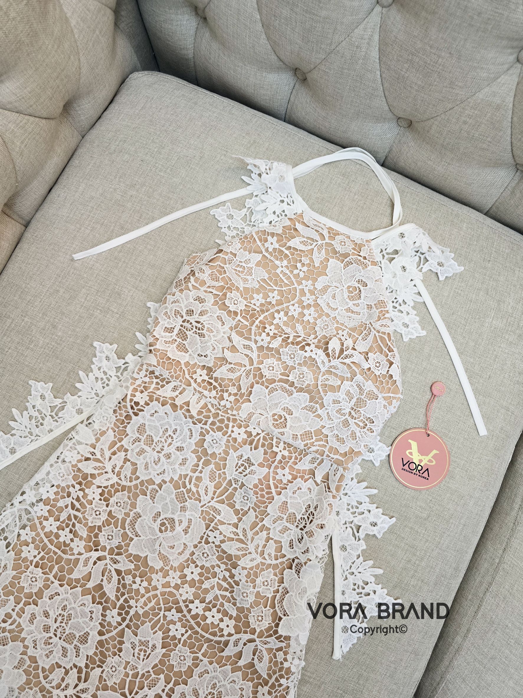 Dress ยาว แขนกุด แต่งผ้าพาดยาวด้านหลัง เอวเข้ารูป กระโปรงยาวสวย เนื้อผ้าลูกไม้เนื้อดี ผ้าหนามีน้ำหนัก เป็นทรงสวยมากค่ะ ซับในทั้งชุด ใส่ออกมาเป็นทรงสวยสุดๆค่า ซับในทั้งชุดค่า