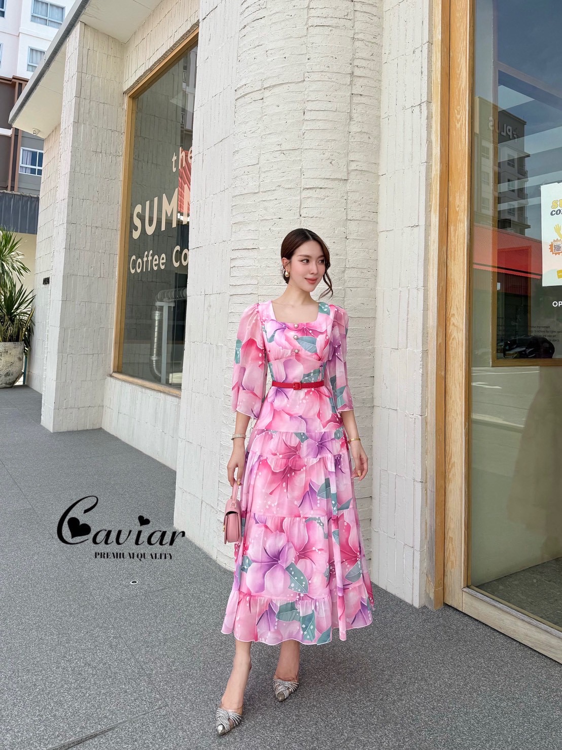 แม้กซี่ตัวเริ่ด-ตัวปัง สวยหวานสุดๆ งานเดรสคอเหลี่ยม แขนศอกทรงปล่อย กระโปรงเย็บระบายเป็นชั้นๆ ช่วงอกเสริมฟองน้ำ งานซิปหลัง มาพร้อมเข็มขัดสีสวยเข้ากับชุด