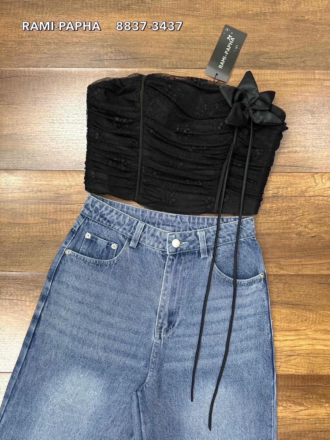 Label :: RAMI-PAPHA(รมิปภา) เสื้อเกาะอกสีดำเนื้อผ้าลูกไม้เกรดพรีเมี่ยม เนื้อนิ่มมากลูกไม้ดีเทลเย็บย่นทั้งตัว ด้านหน้ากุ้นแถบสีดำเก๋มากคะ มีฟองน้ำจัดให้ทรงสวย มีกันลื่นรอบอก ซับในอย่างดีทั้งตัว ซิปหลัง ++มาคู่กับ กางเกงยีนส์ทรงสวย ฟอกสีสวยมาก กระเป๋าใช้งาน