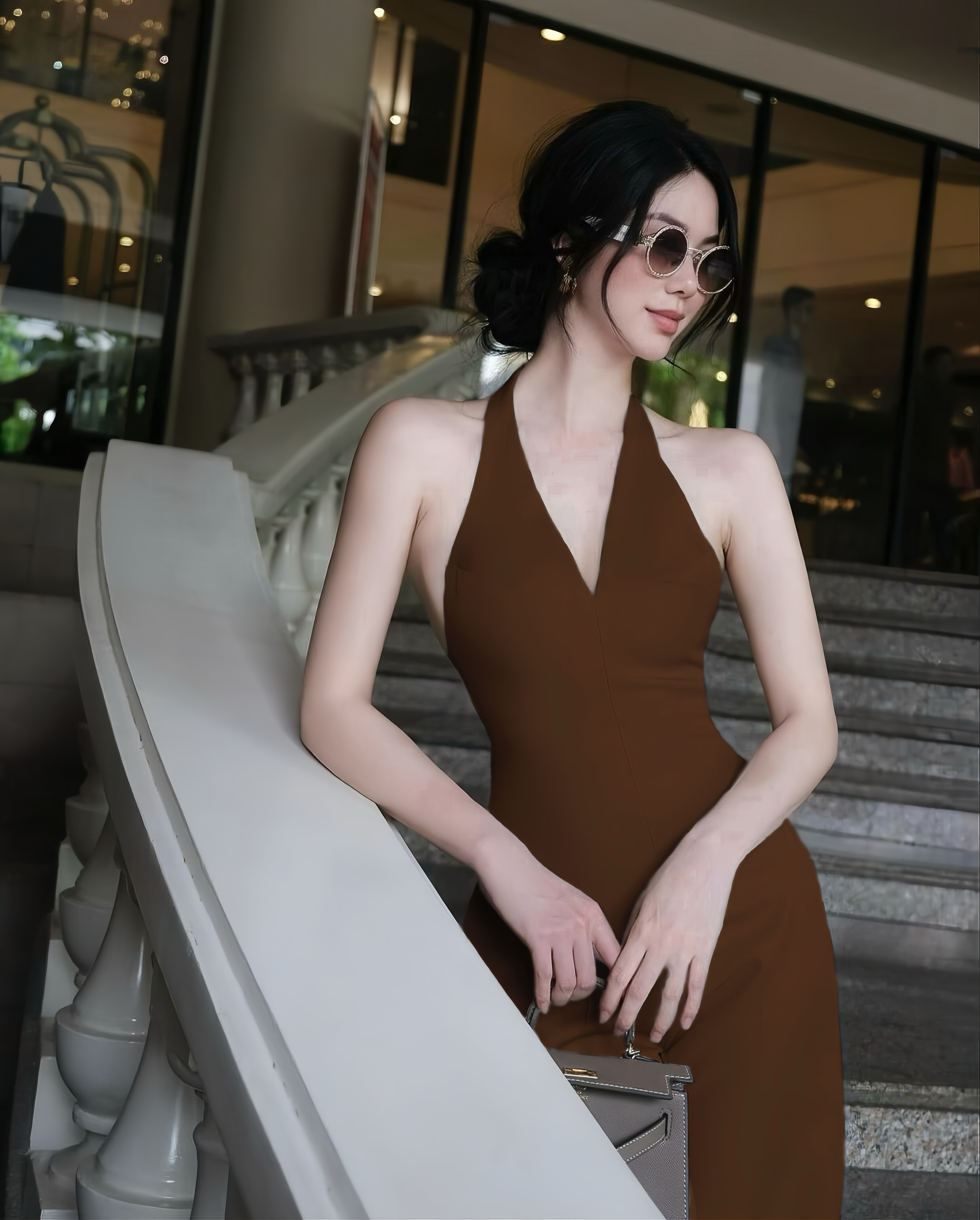 จั้มสูทขายาวคล้องคอสีน้ำตาลคอวี อกมีฟองน้ำ เนื้อผ้าอย่างดี ใส่ได้หลายโอกาส ห้ามพลาดค่า