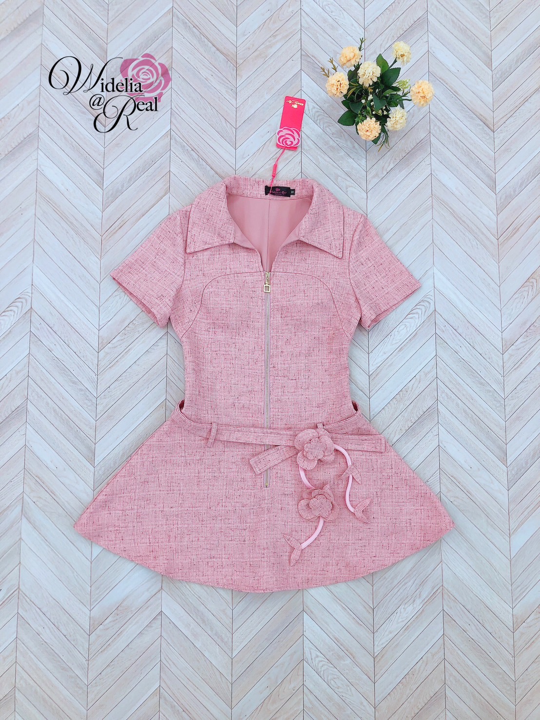 Dress เดรสแขนสั้น คอปก รูดซิปหน้า เอวมีเชือกเข็มขัดให้ 1เส้น มีเข็มกัดเครือดอกไม้ให้ด้วยค่ะ เนื้อผ้าทออย่างดี งานคัตติ้งเนี๊ยบมากๆ งานสวย ทรงเป๊ะสุดๆ รับรองใส่ออกมาไม่ผิดหวังการันตีให้เลย บอกเลยห้ามพลาดเด็ดขาด งานดีงานสวยแน่นอน