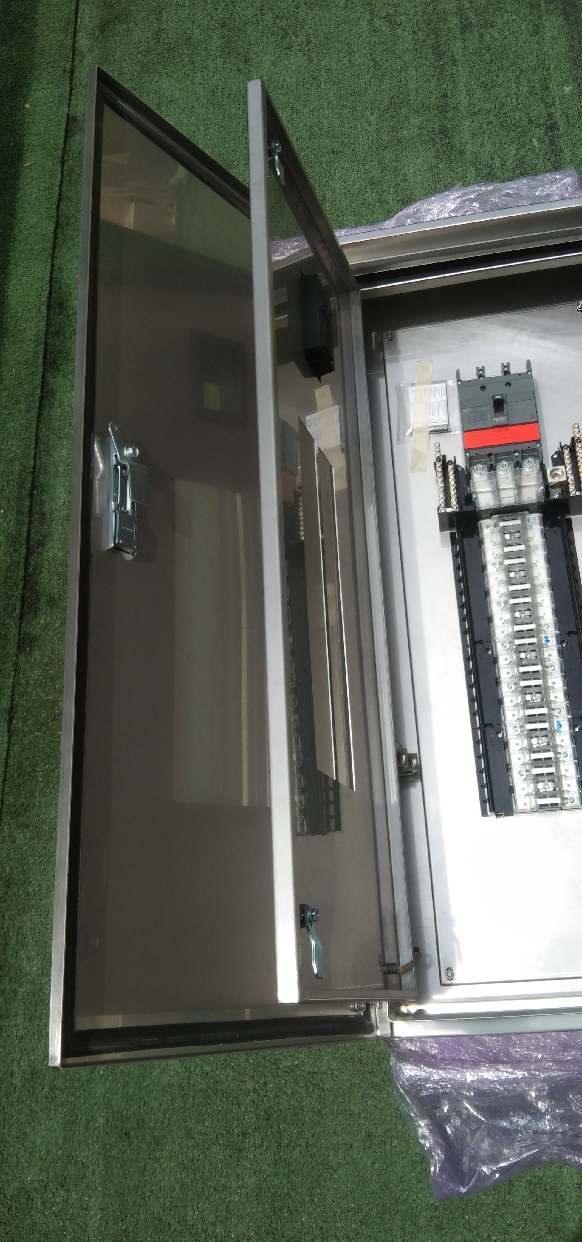 LOAD CENTER 250A ตู้สแตนเลส 304 มีหลังคาสโลป W450xH1050xD152mm. (42ช่อง)