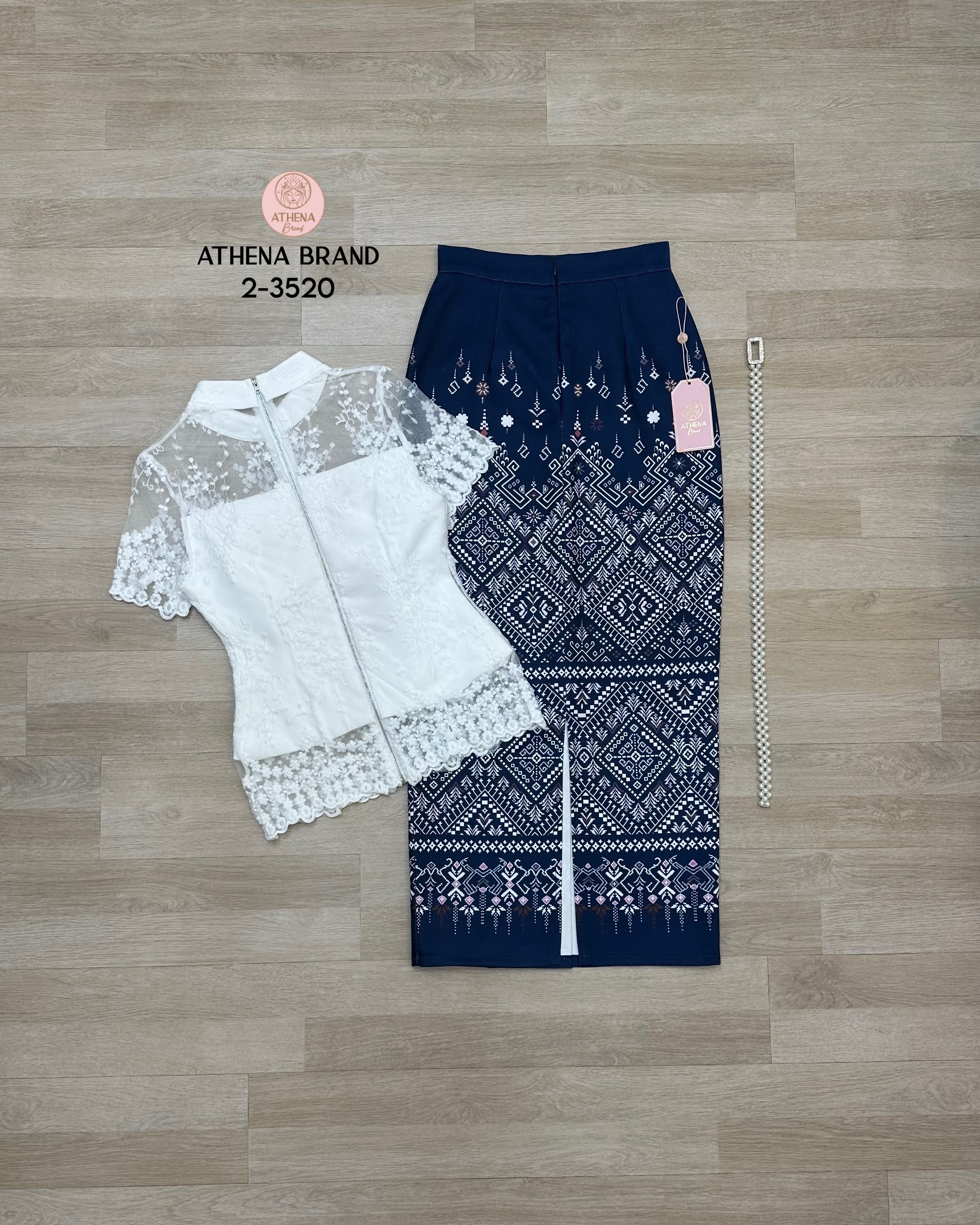 ag 🔖 :Athena (อธีน่า) Brand Detail :: เสื้อ+กระโปรง+เข็มขัด Set 3 ชิ้น เสื้อลูกไม้คอปีนดีไซน์ด้านหน้าแต่งกระดุมเรียงหลอก หน้าอกเสริมฟองน้ำจัดทรงสวย มีซับใน สวมใส่แบบซิปด้านหลัง แมตช์มาคู่กับกระโปรงพิมพ์ลายป้ายทบคล้ายงานผ้าซิ่นป้ายสำเร็จทรงเข้ารูป