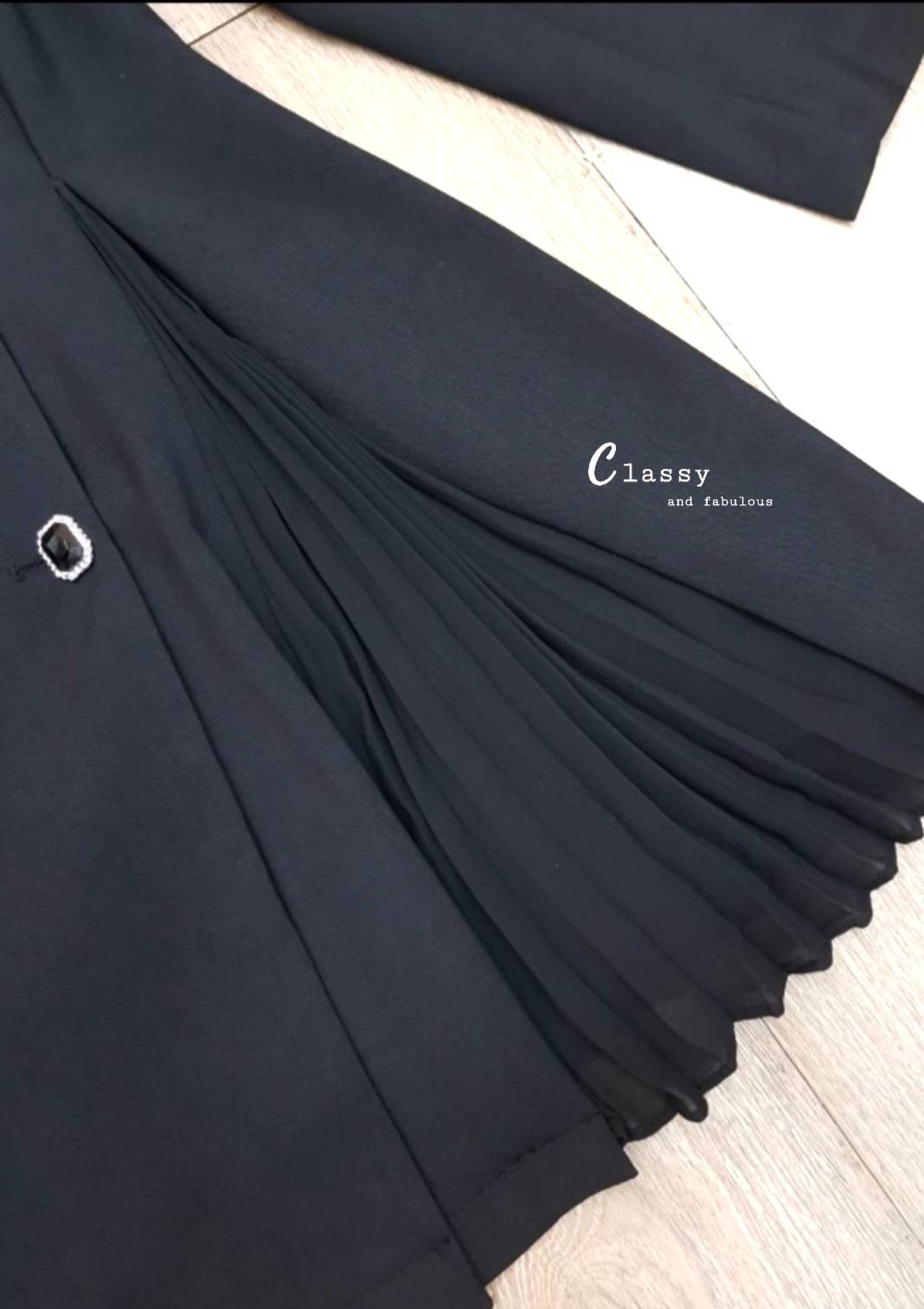 Dress สูท คอปกสูทแขนยาว บ่าเสริมฟองน้ำ ผ้าสูทอัดกาวอย่างดี กระดุมหน้าสวยๆ 6เม็ด และปลายกระโปรงด้านข้างอัดพลีท ผ้าดีมากมีน้ำหนัก มีซับในทั้งตัว งานหรูงานดูแพงเวอร์วัง สวยระดับ10 จัดเลยไม่ผิดหวัง ผ้าดี๊ดี