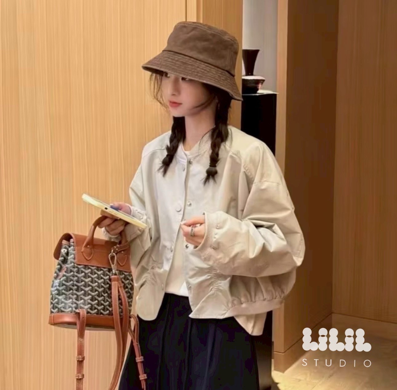 แจ็คเก็ตครอปทรงบอมเบอร์ ดีไซน์มินิมอล เนื้อผ้าพรีเมียมนุ่มเบา จะเท่ก็ได้ หวานก็ดีค่ะ