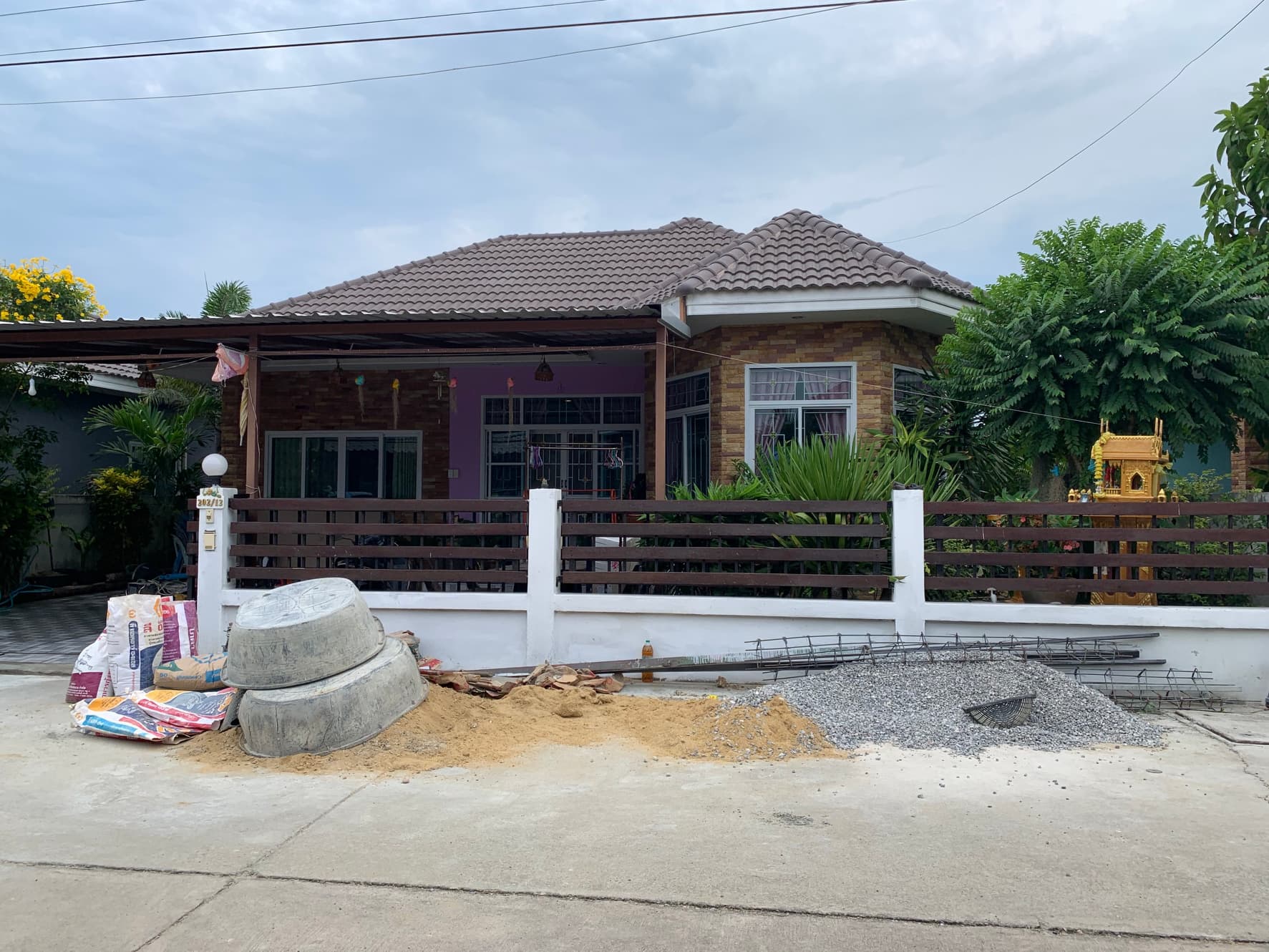 บ้านเดี่ยว 59.8 ตรว.3 ห้องนอน 2 ห้องนํ้าเฟอร์นิเจอร์ครบครันบ้านกว้างมีพื้นที่สวนพร้อมสำหรับทุกคนในครอบครัวบ้านสิริทรัพย์ อ.บ้านโป่ง จ.ราชบุรี