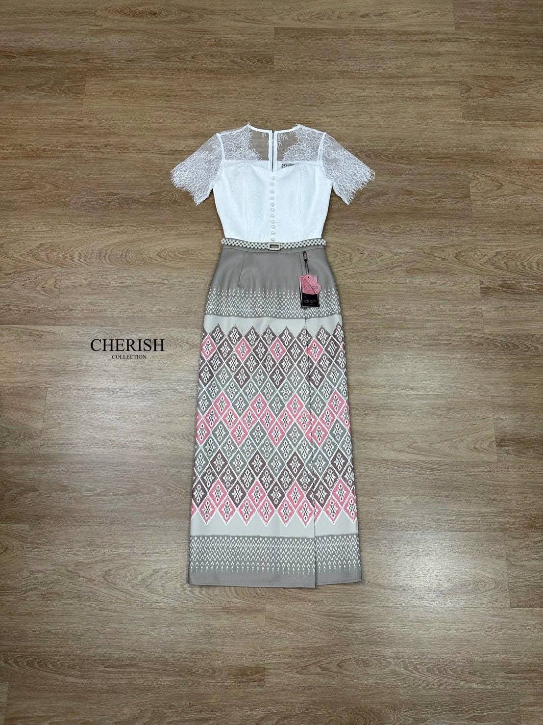 เซ็ทชุดไทย 3 ชิ้น ตัวเสื้อลูกไม้ซีทรูด้านบน พร้อมซับใน เกาะอกด้านในตกแต่งกระดุมพร้อมผ้าถุงสำเร็จพิมพ์ลายไทยสุดเก๋เนื้อผ้าอย่างดี มาพร้อมเข็มขัดมุกสุดหรู จะใส่เข้าพิธีสำคัญ งานบุญ งานมงคลสมรส จะไปงานไหนรับรองเด่นสุดๆเลยค่า💕