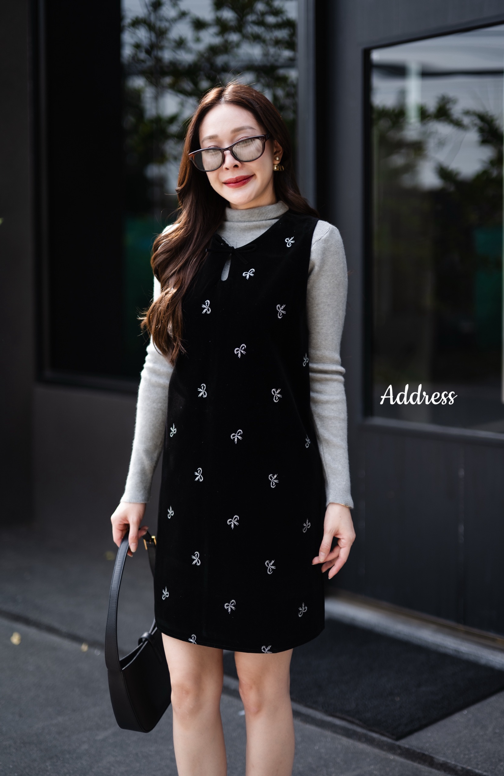 ชุดเซทเสื้อไหมพรมแขนยาวคอเต่า+เดรสแขนกุดแต่งลายโบว์น่ารักๆ งานเป็นผ้ากำมะหยี่นะคะ ผ้าดีมากๆ เดรสมีซิปด้านหลังใส่สบาย ทรงสวย เอาไปแยกแมทซ์ได้ชิลๆ